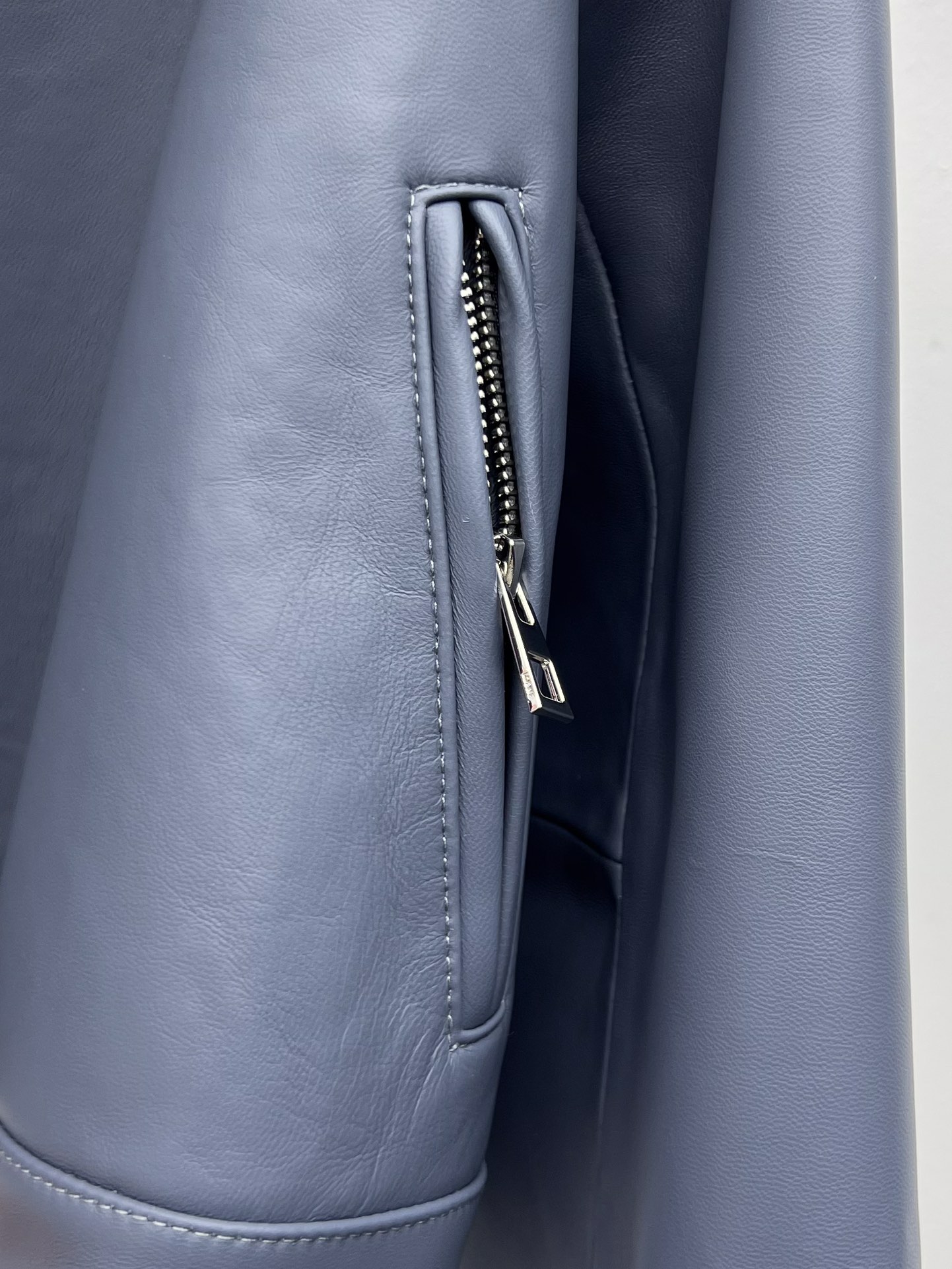 “Loew One-Size-Fits-All Lamb Skin Suit with Asymmetrical Zippers and Unique Design” - 图片 5