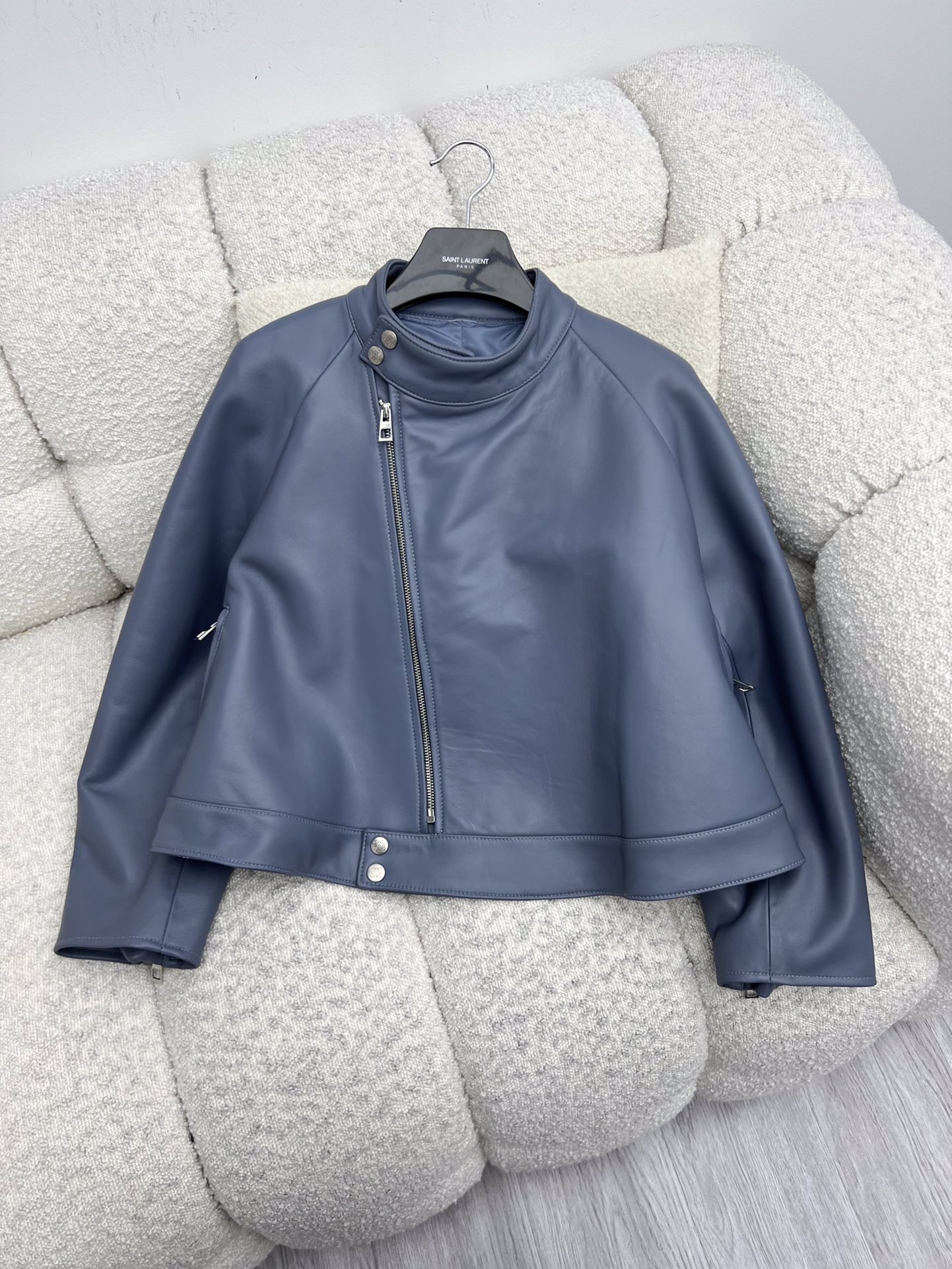 “Loew One-Size-Fits-All Lamb Skin Suit with Asymmetrical Zippers and Unique Design” - 图片 9