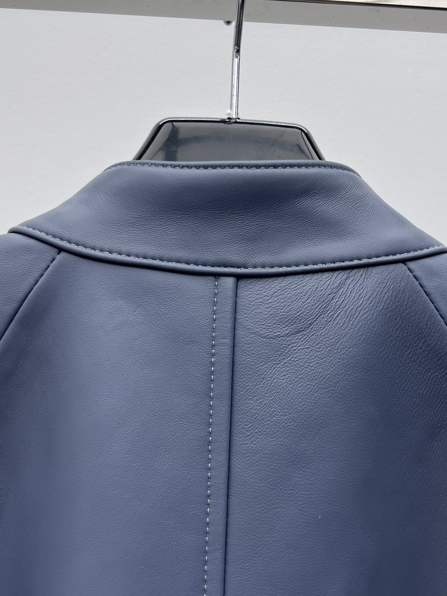“Loew One-Size-Fits-All Lamb Skin Suit with Asymmetrical Zippers and Unique Design” - 图片 8