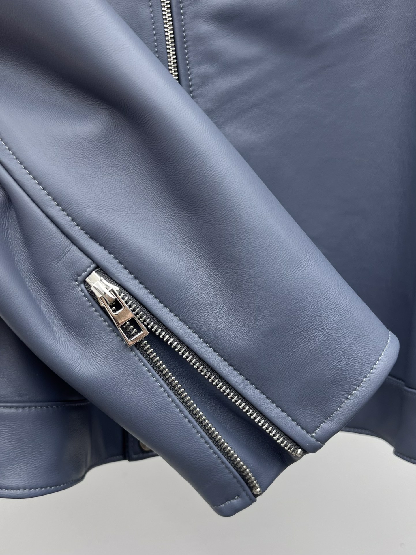 “Loew One-Size-Fits-All Lamb Skin Suit with Asymmetrical Zippers and Unique Design” - 图片 6