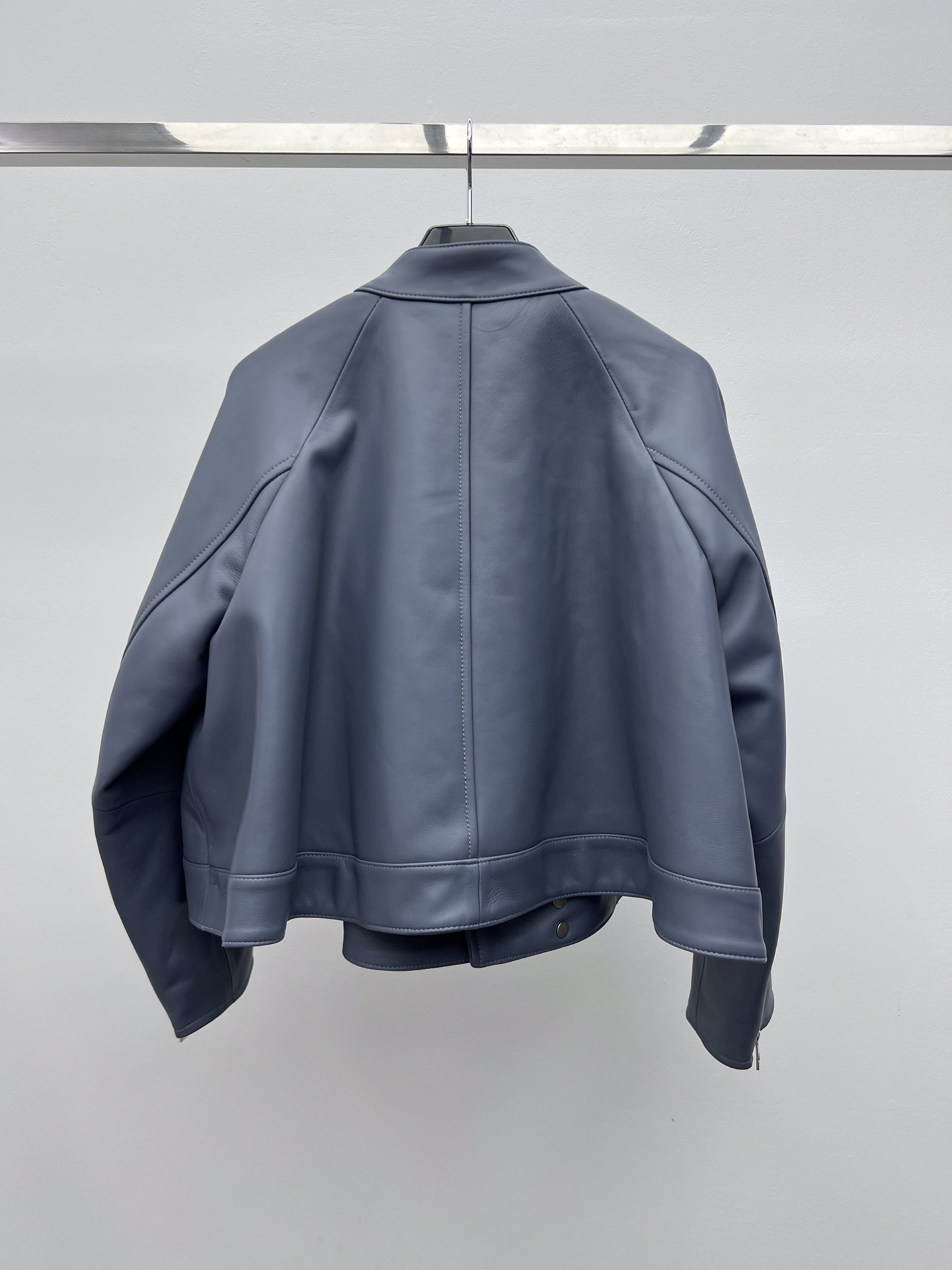 “Loew One-Size-Fits-All Lamb Skin Suit with Asymmetrical Zippers and Unique Design” - 图片 7