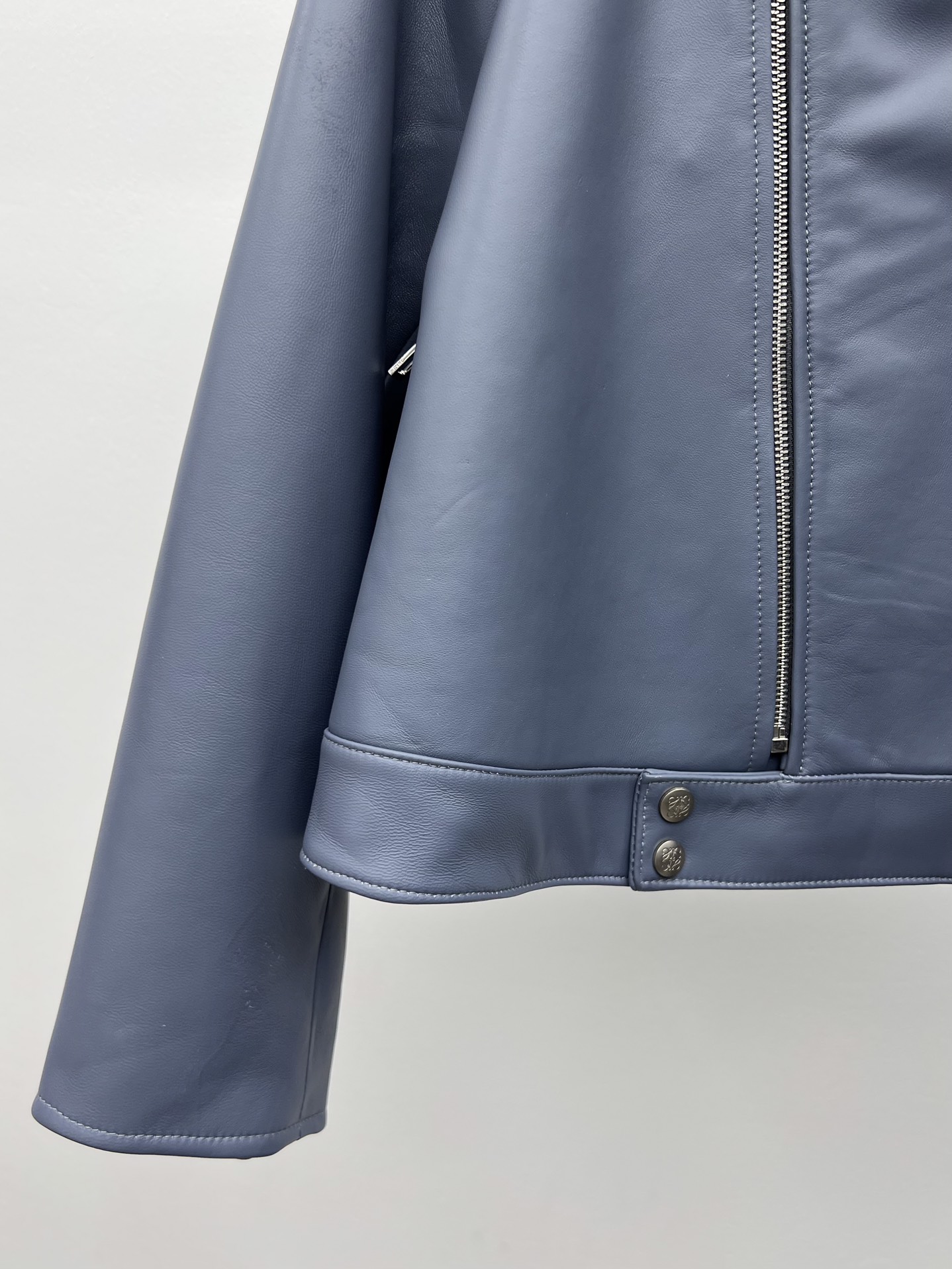 “Loew One-Size-Fits-All Lamb Skin Suit with Asymmetrical Zippers and Unique Design” - 图片 4