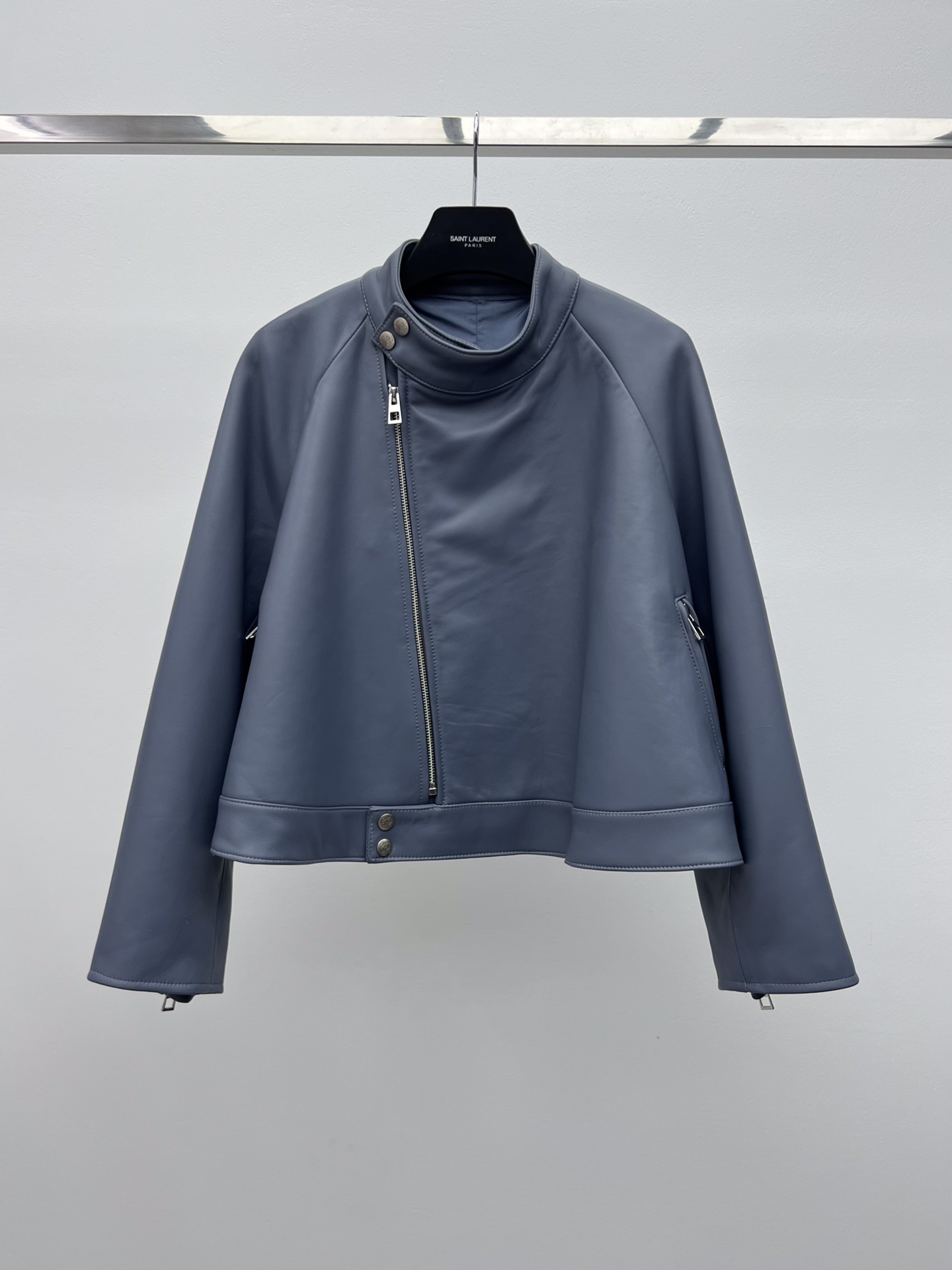 “Loew One-Size-Fits-All Lamb Skin Suit with Asymmetrical Zippers and Unique Design” - 图片 2