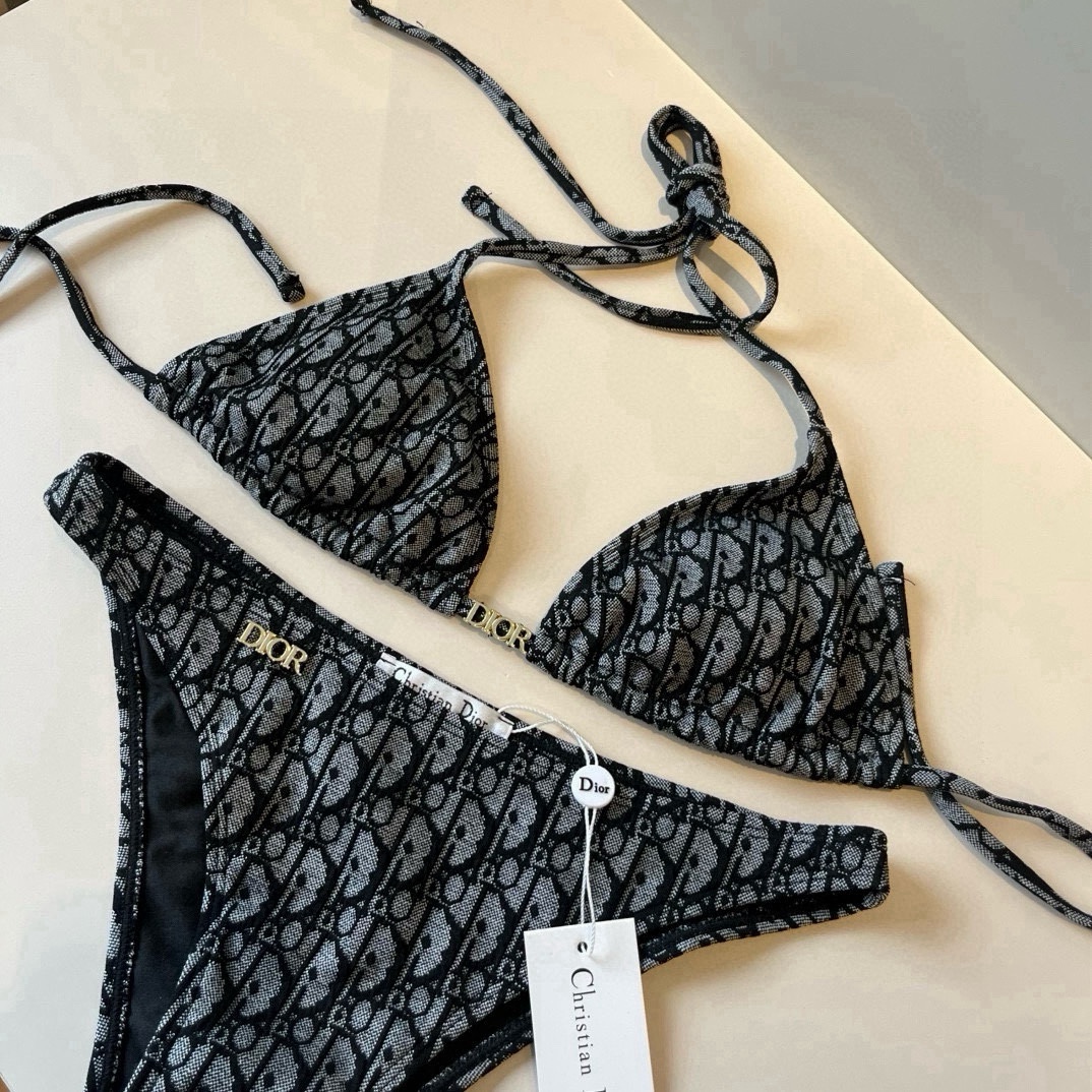 🆕
Dior迪奥 新款比基尼泳衣👙❤️😍🥰适合多种场景的游泳衣🏊‍♀️海边 游泳池 温泉 水上乐园 漂流