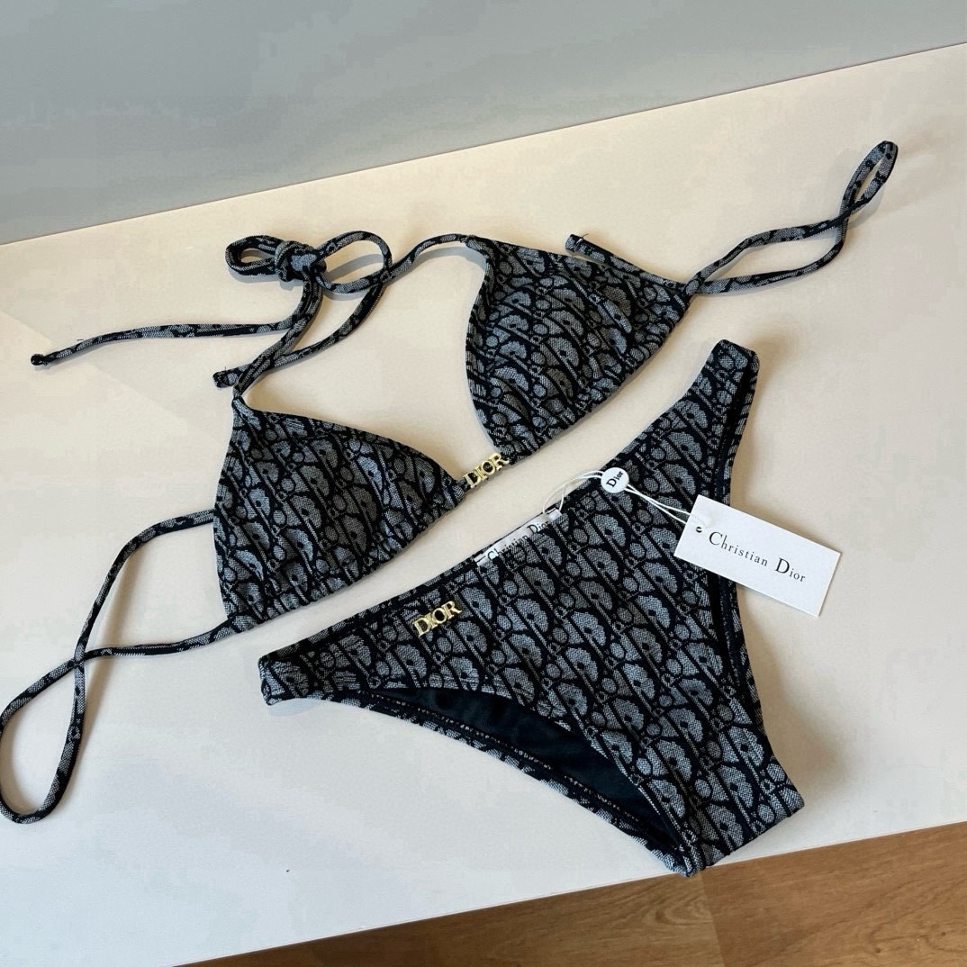 🆕
Dior迪奥 新款比基尼泳衣👙❤️😍🥰适合多种场景的游泳衣🏊‍♀️海边 游泳池 温泉 水上乐园 漂流