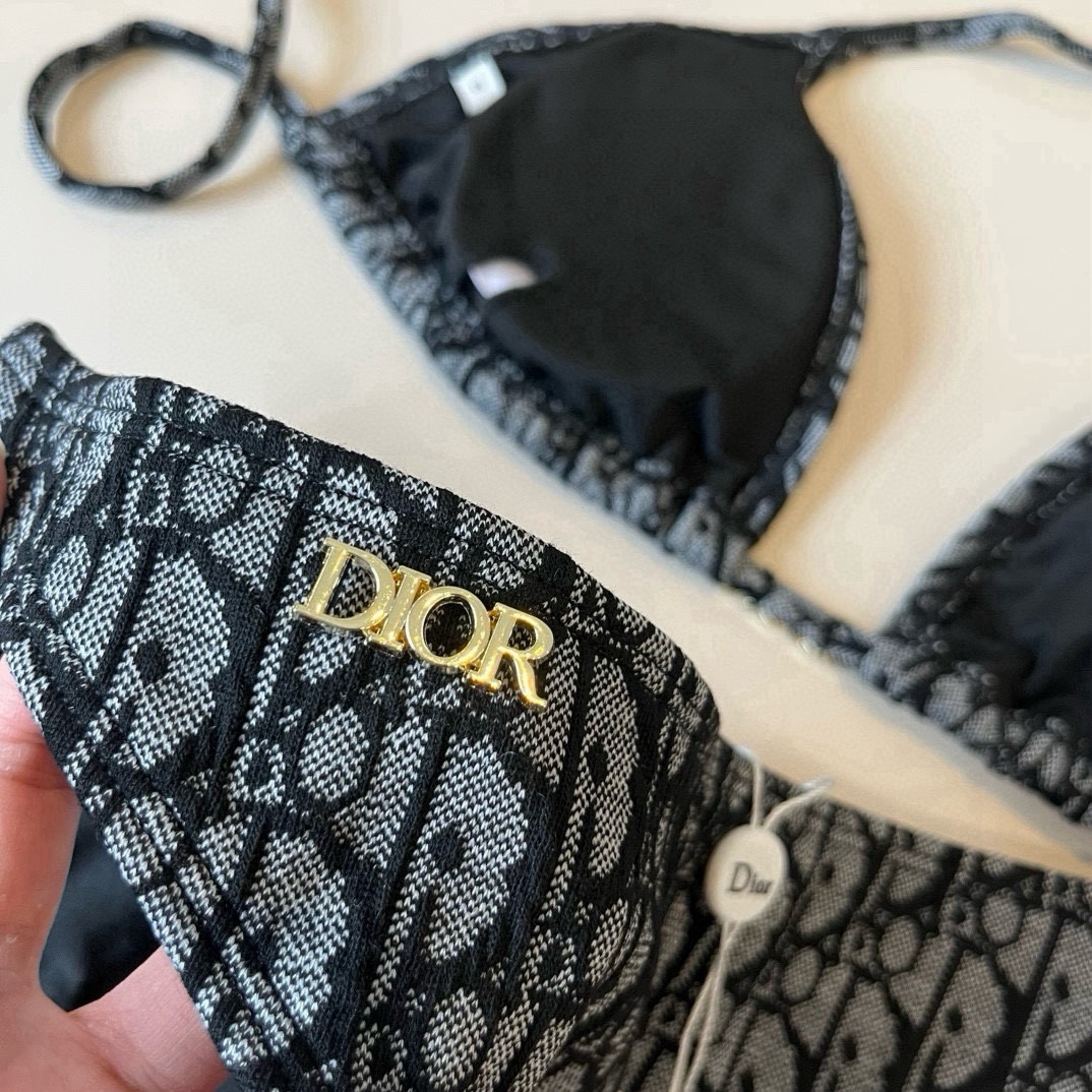 🆕
Dior迪奥 新款比基尼泳衣👙❤️😍🥰适合多种场景的游泳衣🏊‍♀️海边 游泳池 温泉 水上乐园 漂流