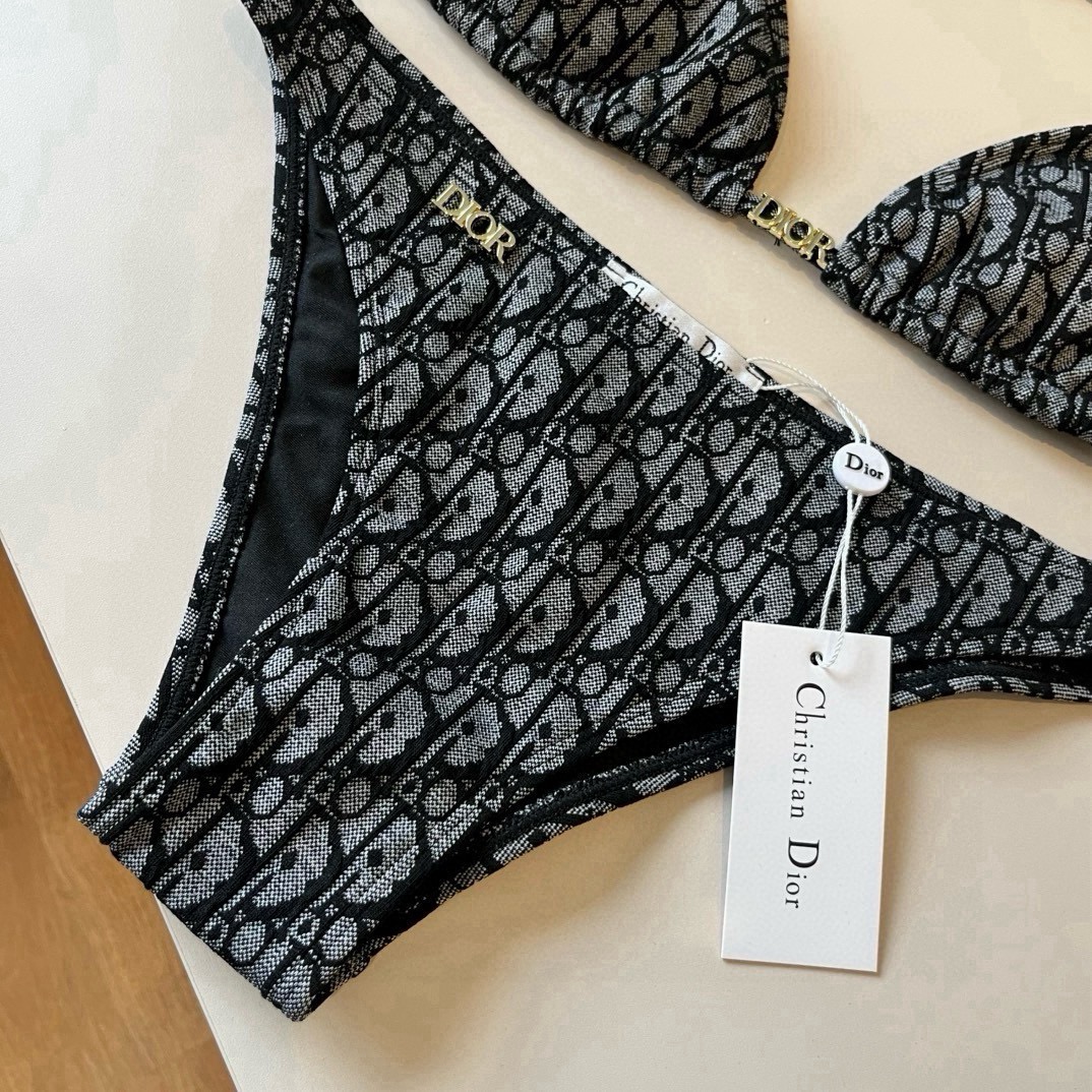🆕
Dior迪奥 新款比基尼泳衣👙❤️😍🥰适合多种场景的游泳衣🏊‍♀️海边 游泳池 温泉 水上乐园 漂流