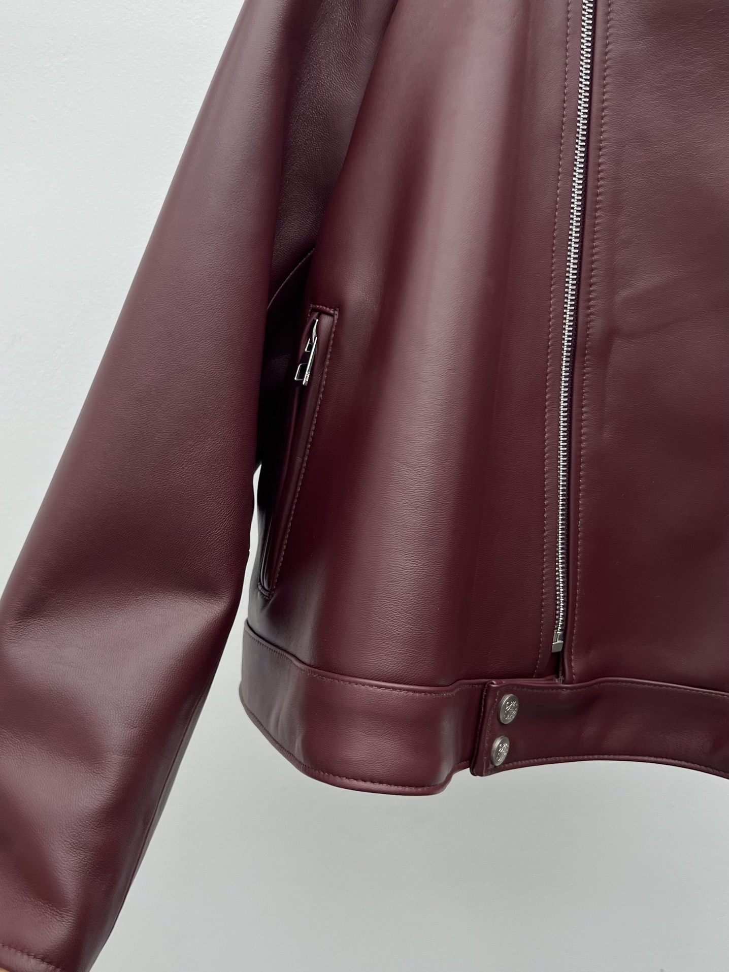 “Loew Women’s Lamb Skin Suit with Asymmetrical Zippers and Unique Design” - 图片 4