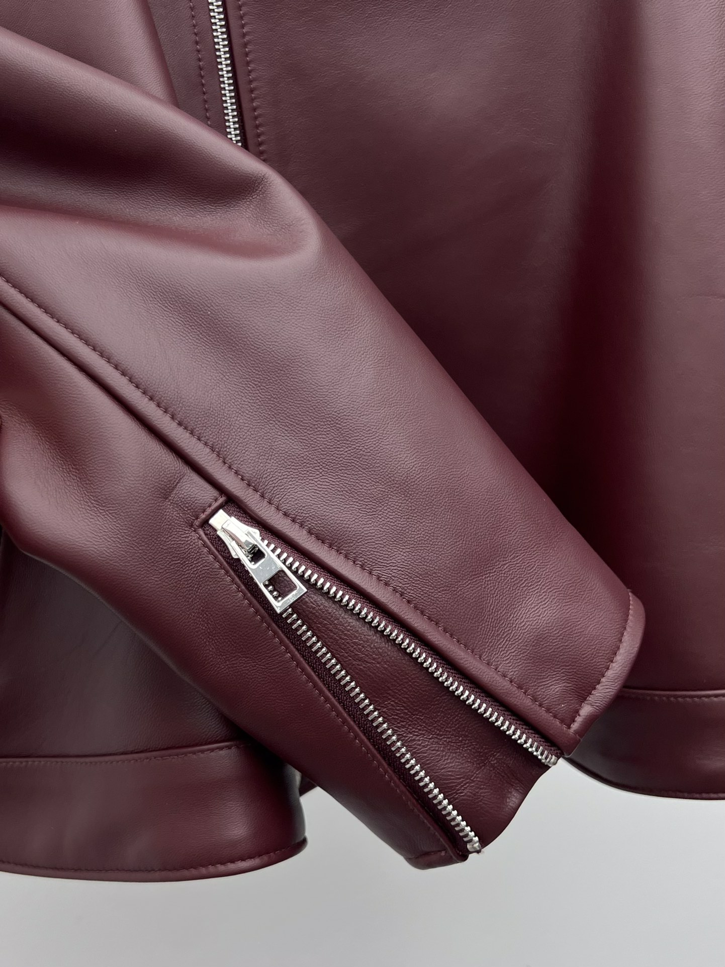 “Loew Women’s Lamb Skin Suit with Asymmetrical Zippers and Unique Design” - 图片 5