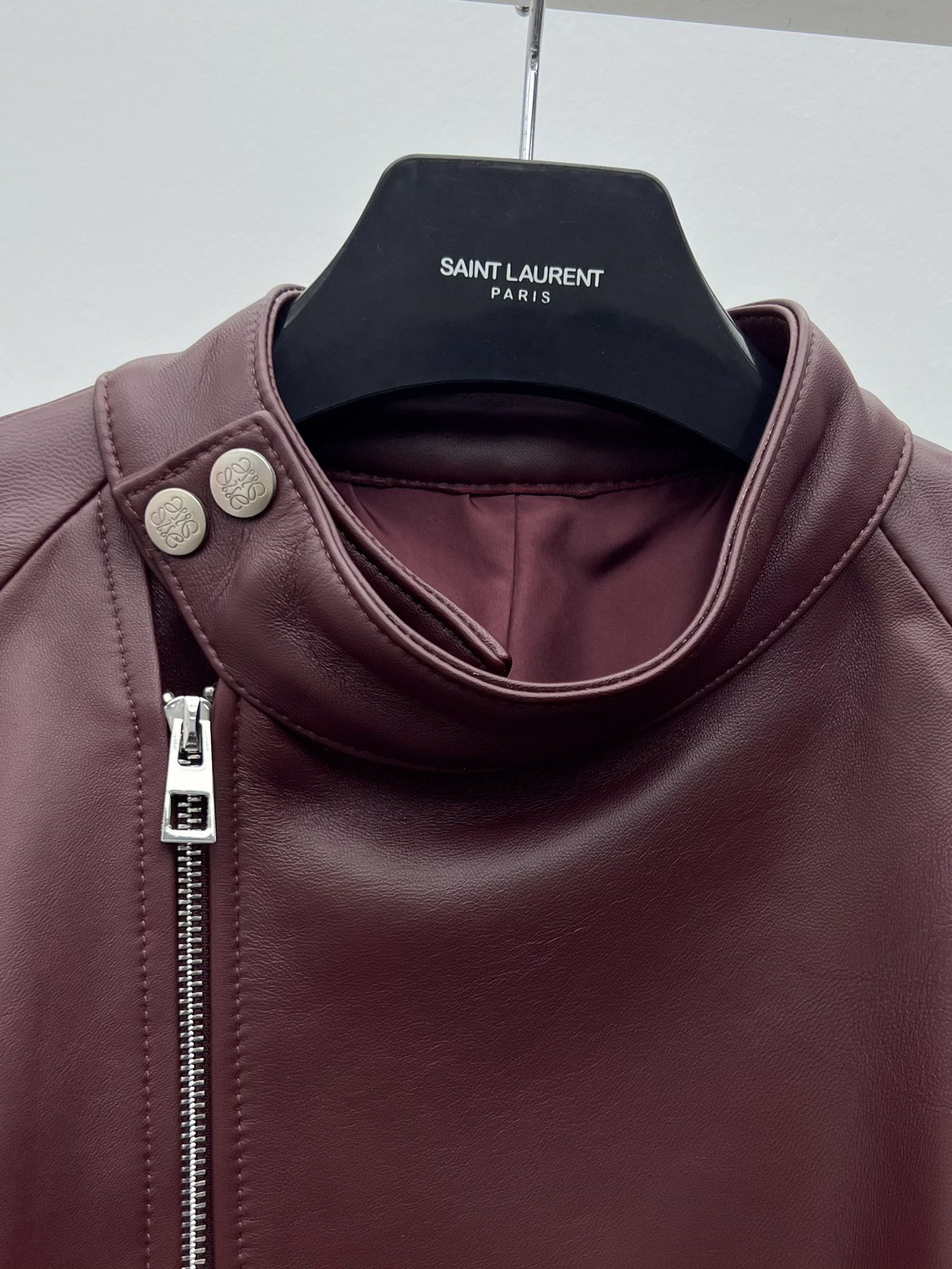 “Loew Women’s Lamb Skin Suit with Asymmetrical Zippers and Unique Design” - 图片 2