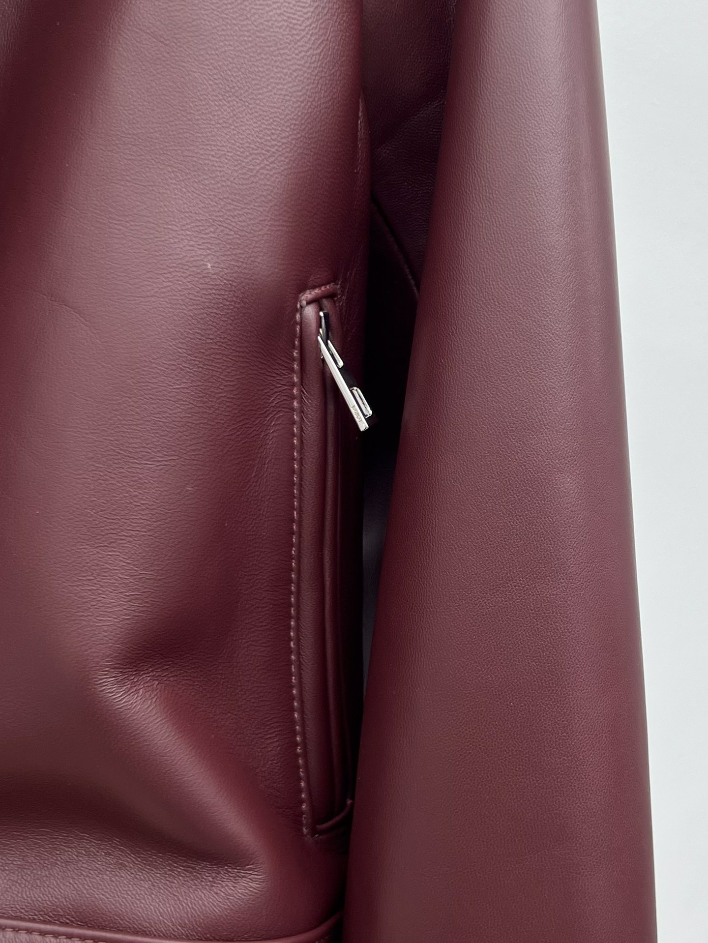 “Loew Women’s Lamb Skin Suit with Asymmetrical Zippers and Unique Design” - 图片 3