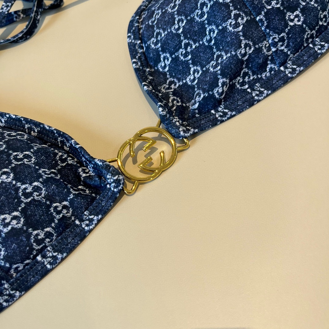 。
Gucci古奇比基尼👙 吊带背心+三角裤 上身超级棒！同步各大专柜发售，自然而然呈现时尚感！十分减龄