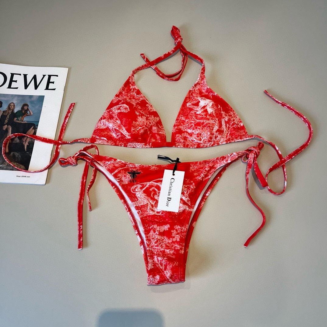 。
Dior迪奥 新款比基尼泳衣👙❤️😍🥰适合多种场景的游泳衣🏊‍♀️海边 游泳池 温泉 水上乐园 漂流
