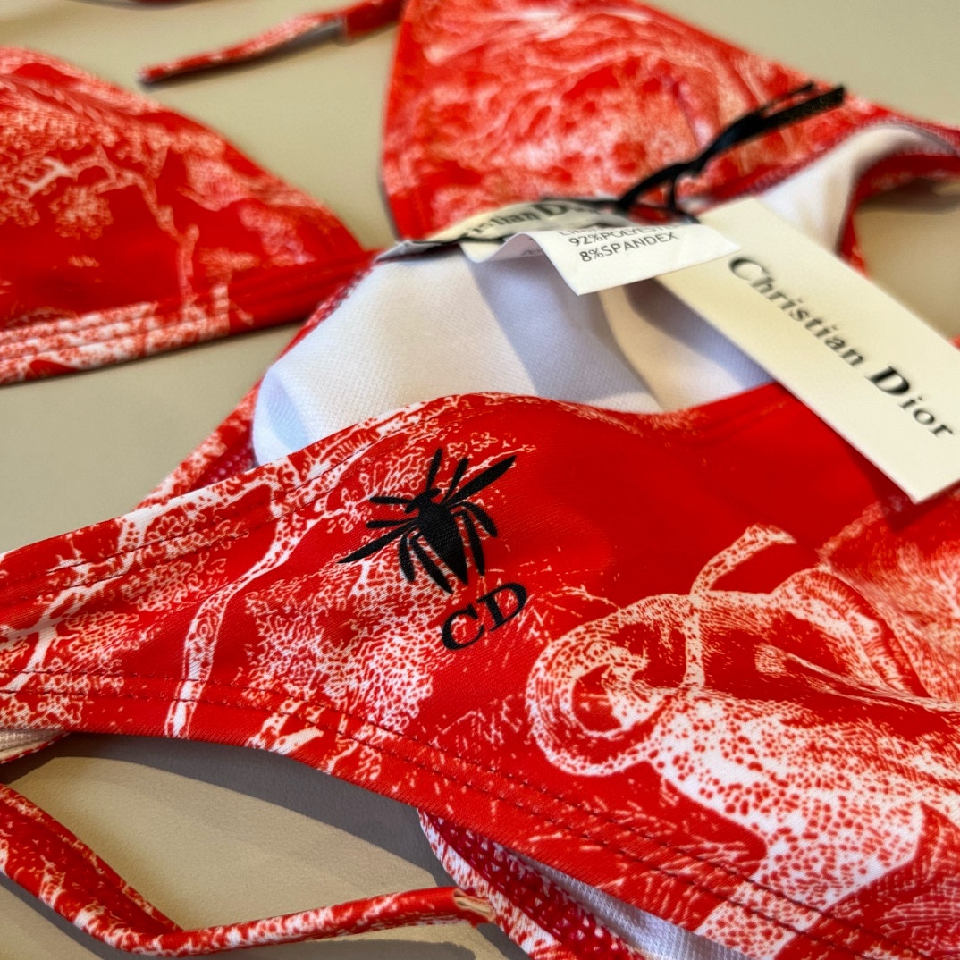 。
Dior迪奥 新款比基尼泳衣👙❤️😍🥰适合多种场景的游泳衣🏊‍♀️海边 游泳池 温泉 水上乐园 漂流