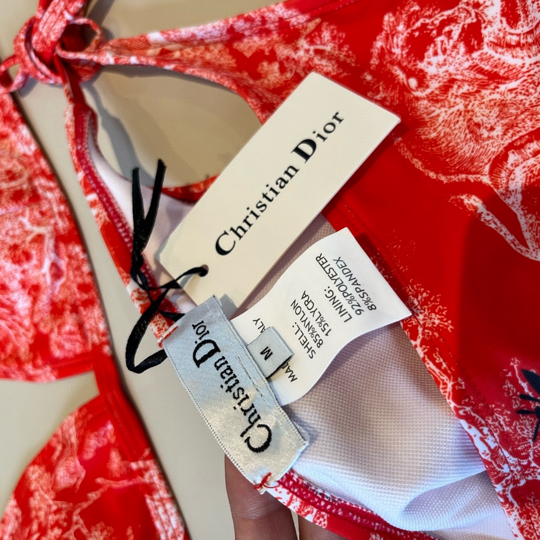 。
Dior迪奥 新款比基尼泳衣👙❤️😍🥰适合多种场景的游泳衣🏊‍♀️海边 游泳池 温泉 水上乐园 漂流