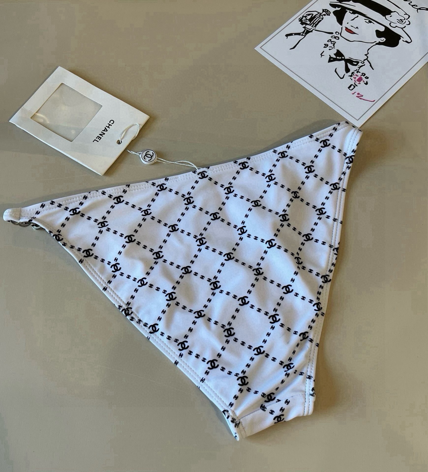 🆕
Chanel比基尼泳衣  😍🥰适合多种场景的游泳衣🏊‍♀️海边 游泳池 温泉 水上乐园 漂流都可以😌