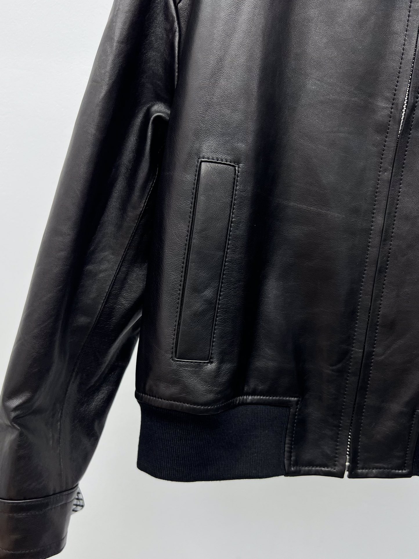 Title: “Bottega Veneta Intrecciato Knitting Coats: Dustproof Sheep Hide Bags with Classic Contour Process” - 图片 5