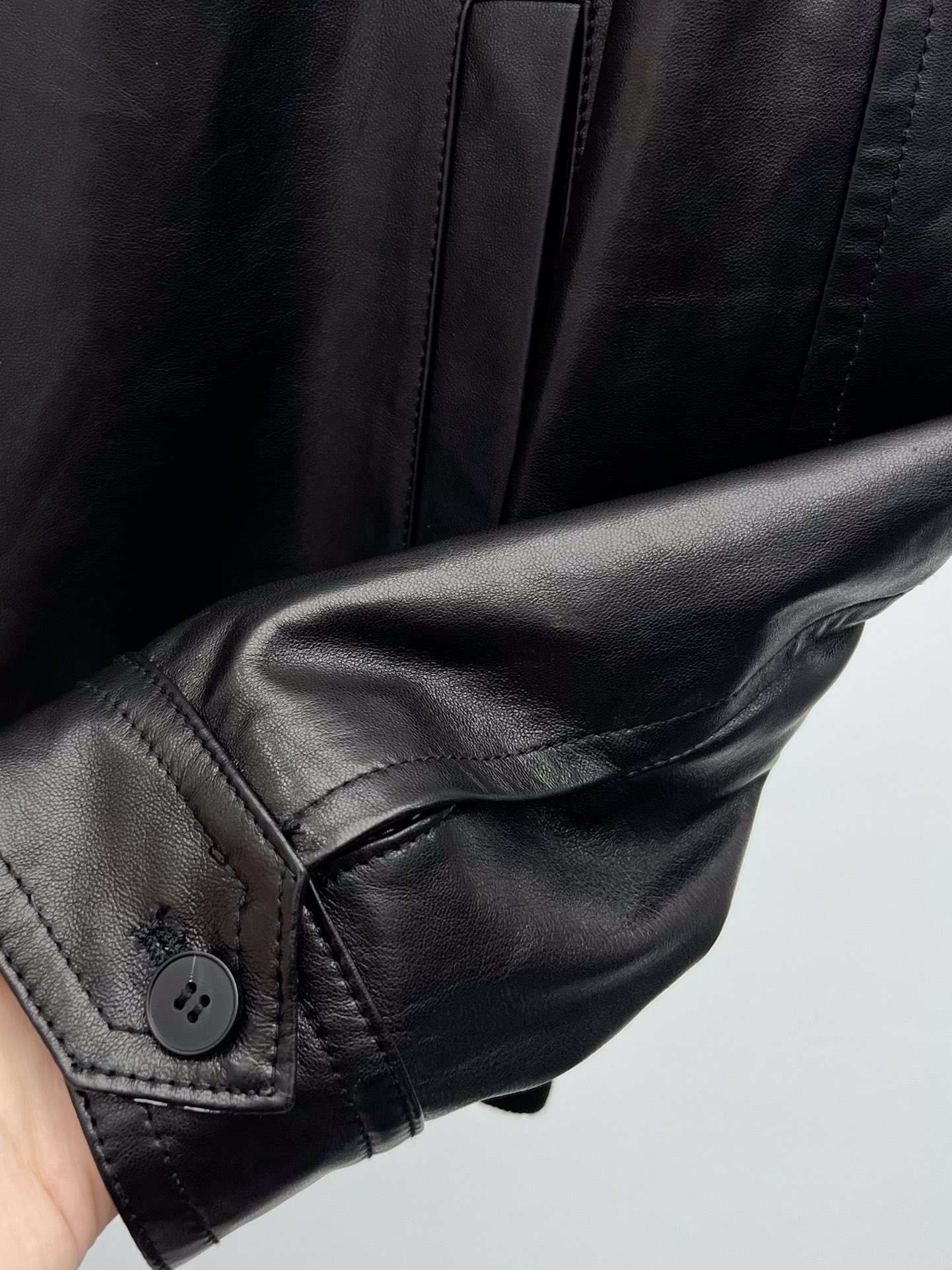 Title: “Bottega Veneta Intrecciato Knitting Coats: Dustproof Sheep Hide Bags with Classic Contour Process” - 图片 6