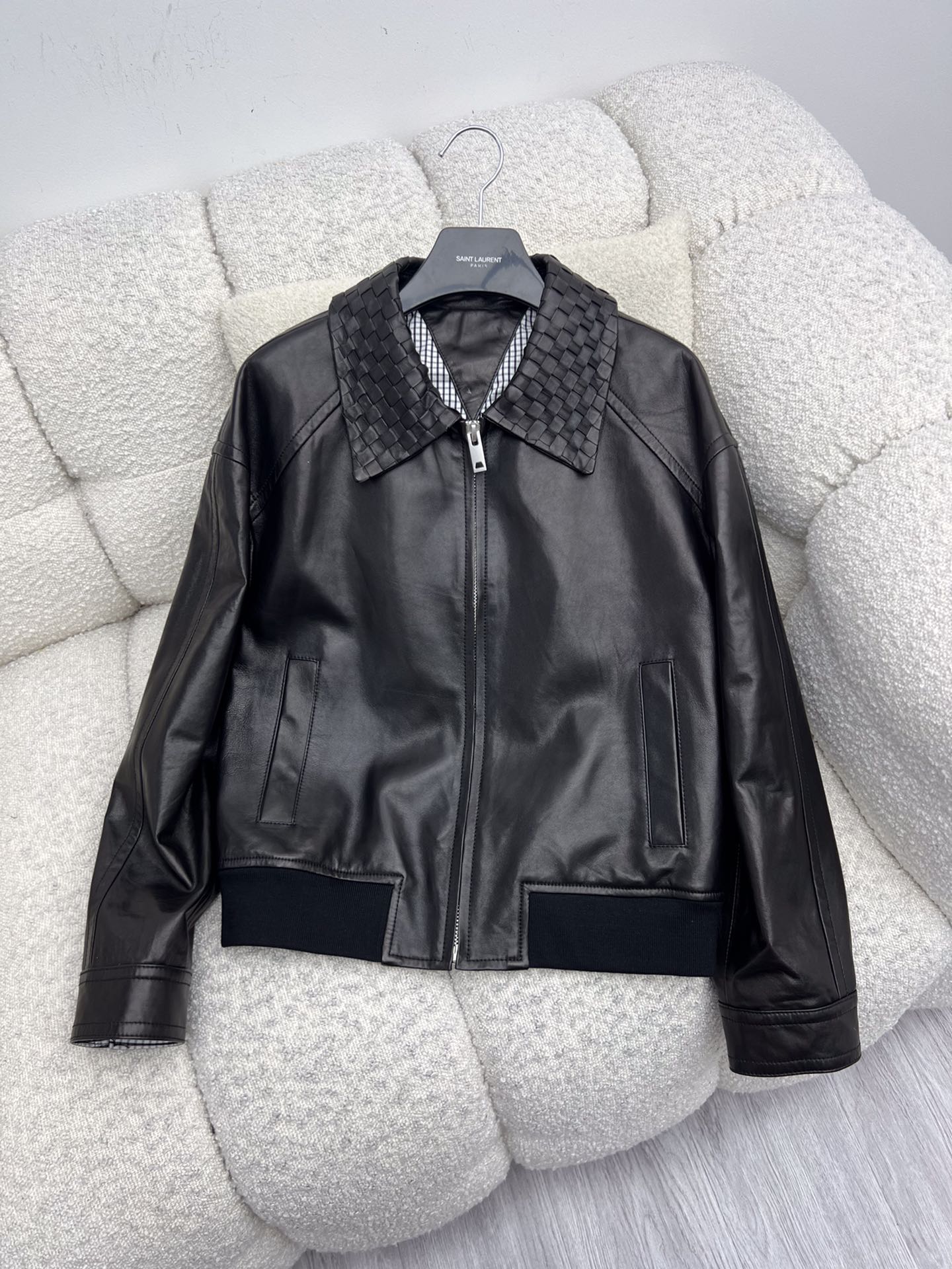 Title: “Bottega Veneta Intrecciato Knitting Coats: Dustproof Sheep Hide Bags with Classic Contour Process” - 图片 2