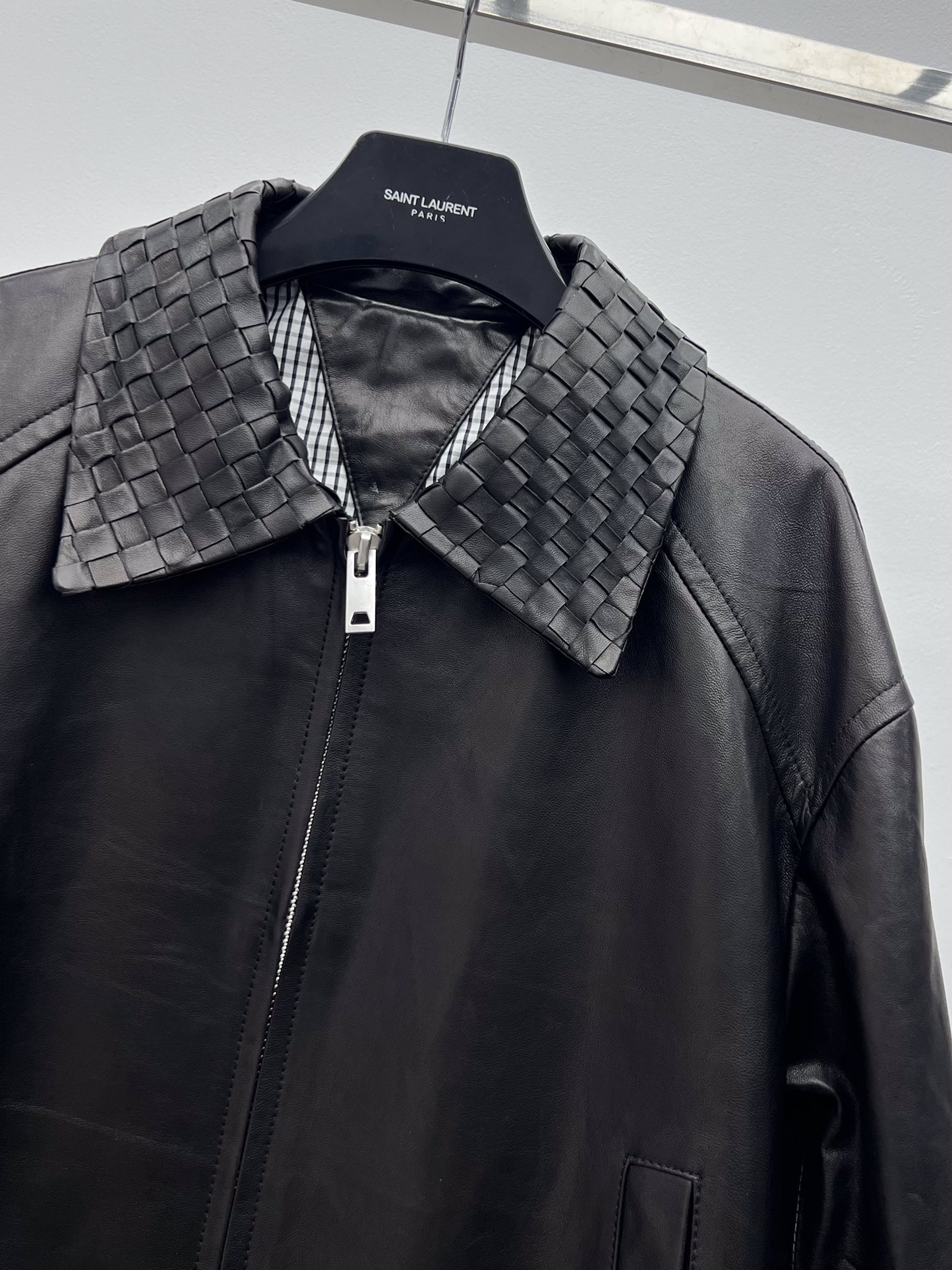 Title: “Bottega Veneta Intrecciato Knitting Coats: Dustproof Sheep Hide Bags with Classic Contour Process” - 图片 3