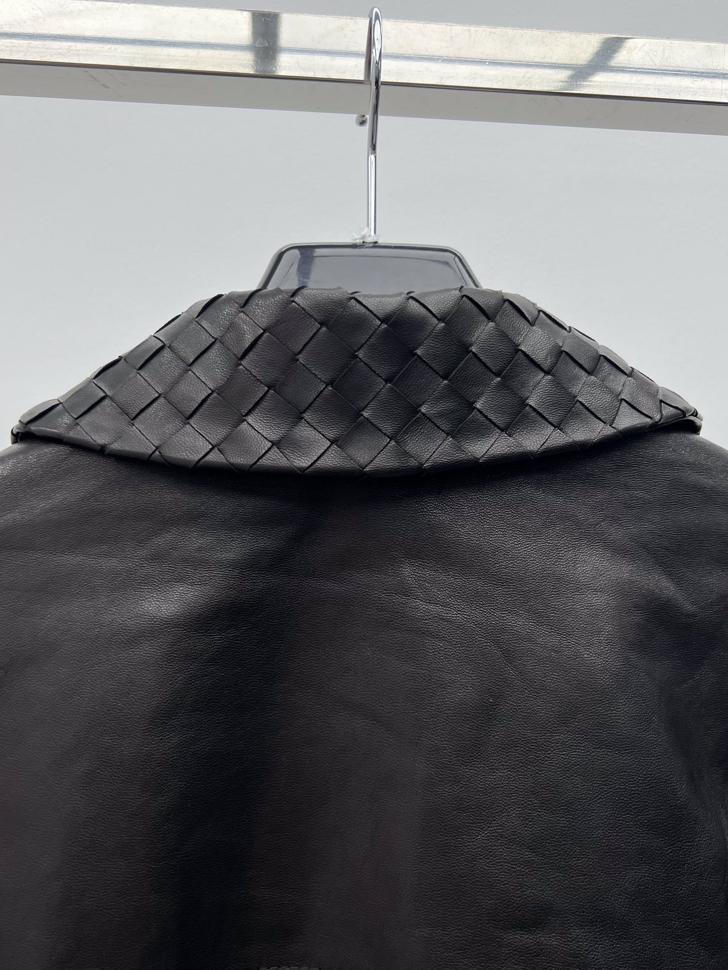 Title: “Bottega Veneta Intrecciato Knitting Coats: Dustproof Sheep Hide Bags with Classic Contour Process” - 图片 8