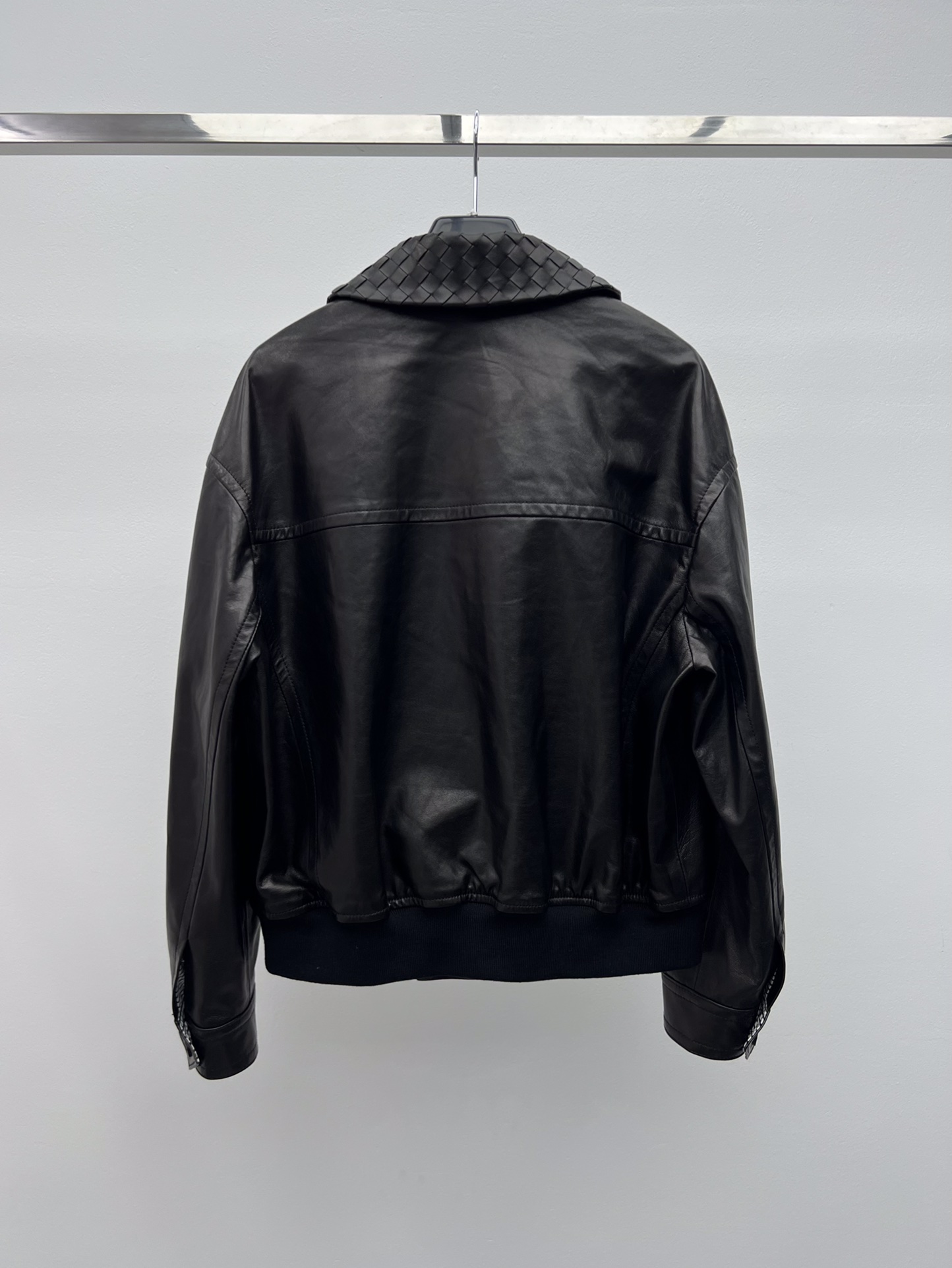 Title: “Bottega Veneta Intrecciato Knitting Coats: Dustproof Sheep Hide Bags with Classic Contour Process” - 图片 7