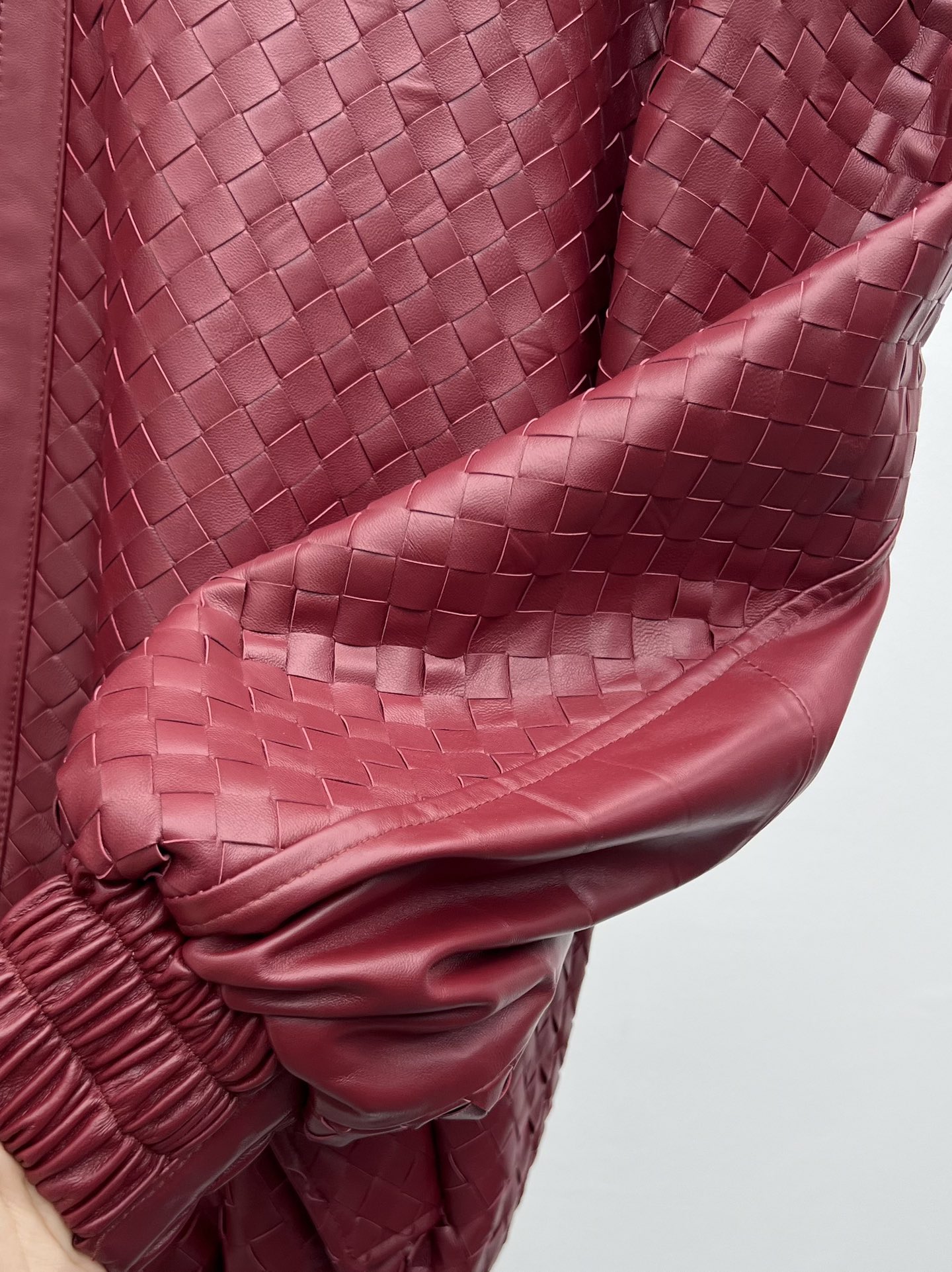 Bottega Veneta Women’s Sheep Hide Knitted Coat: Hand-Weaved Classic with Recciato Detail - 图片 5