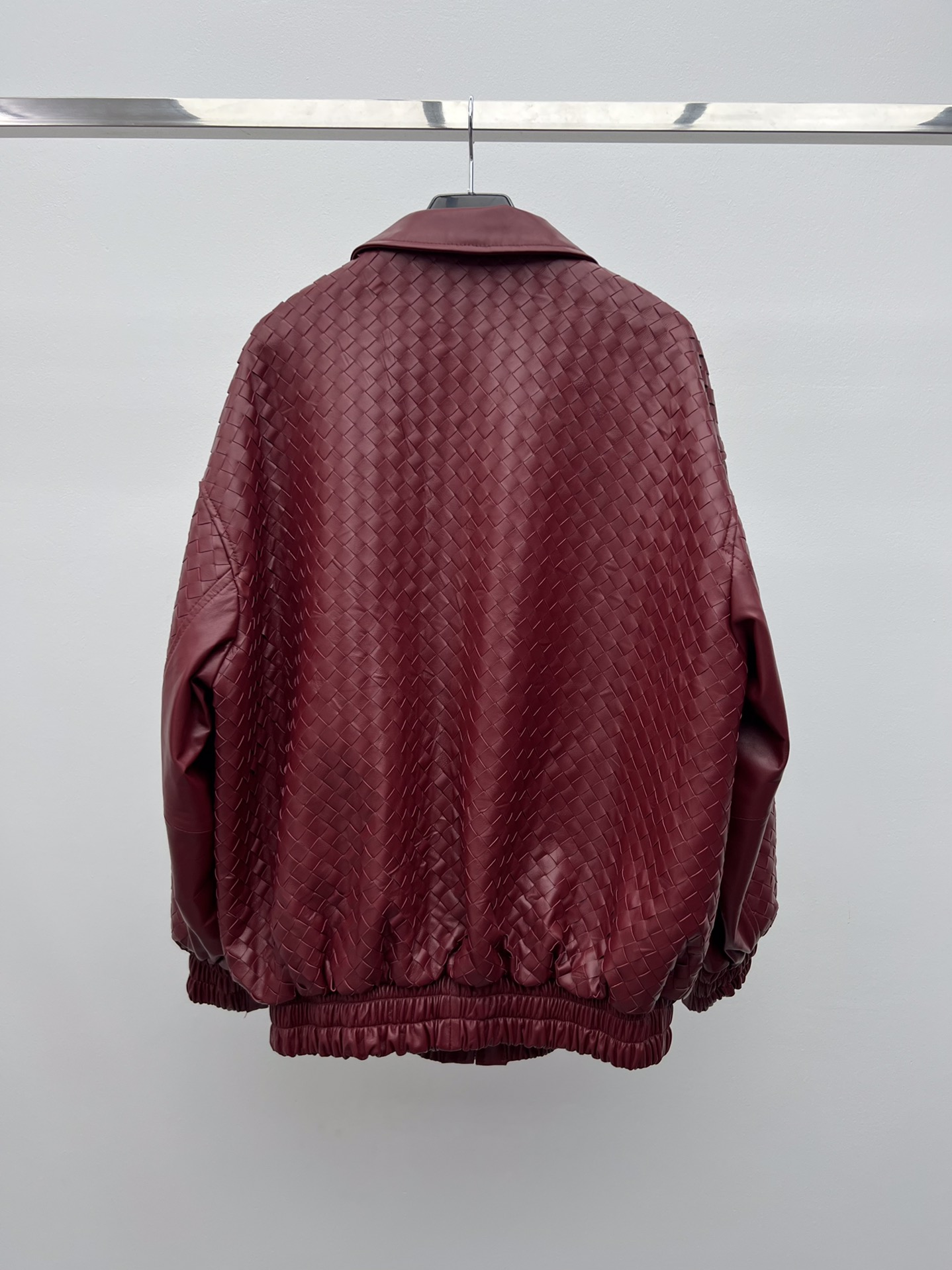 Bottega Veneta Women’s Sheep Hide Knitted Coat: Hand-Weaved Classic with Recciato Detail - 图片 6