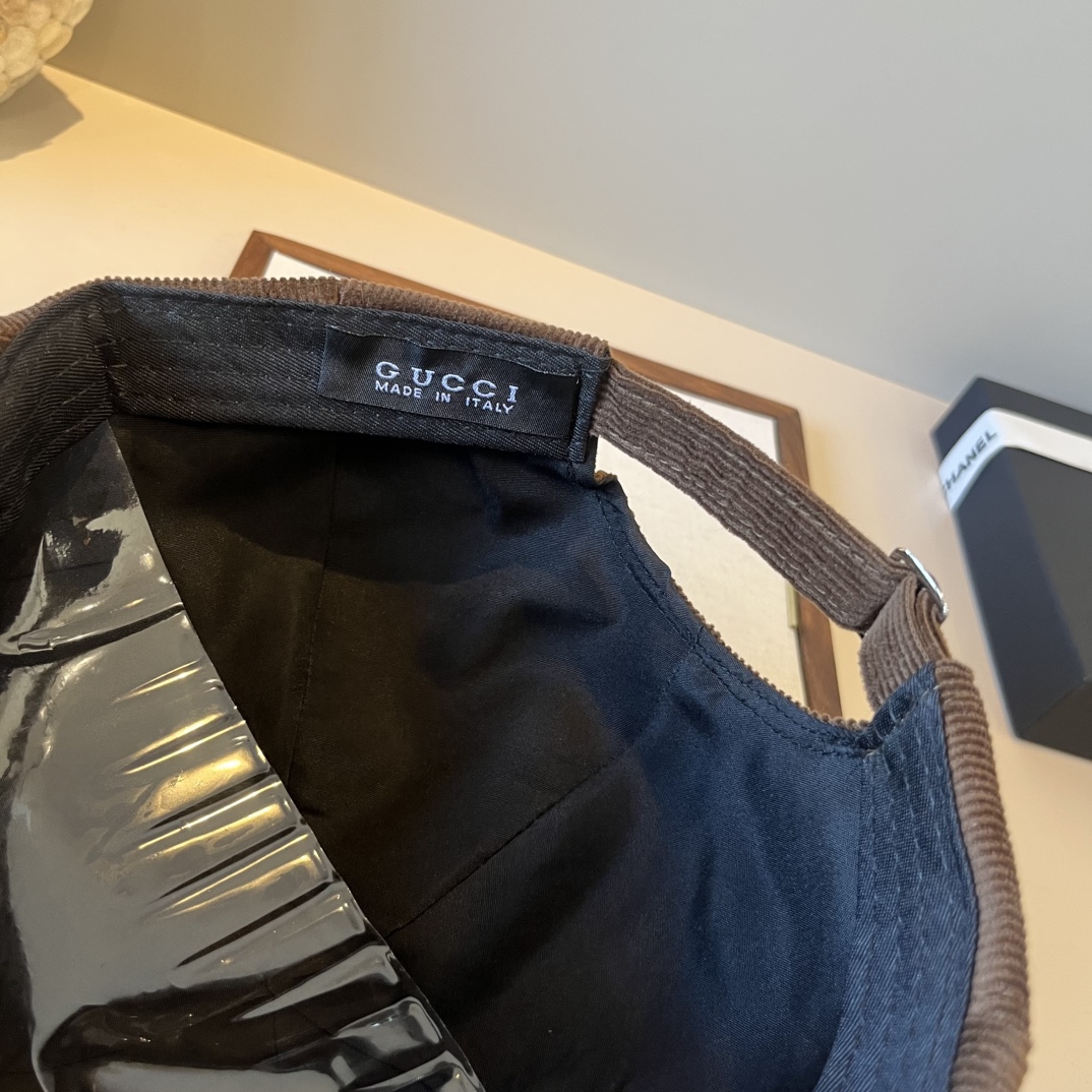 🆕

Gucci古奇新款鸭舌前进帽，灯芯绒面料，头围57cm