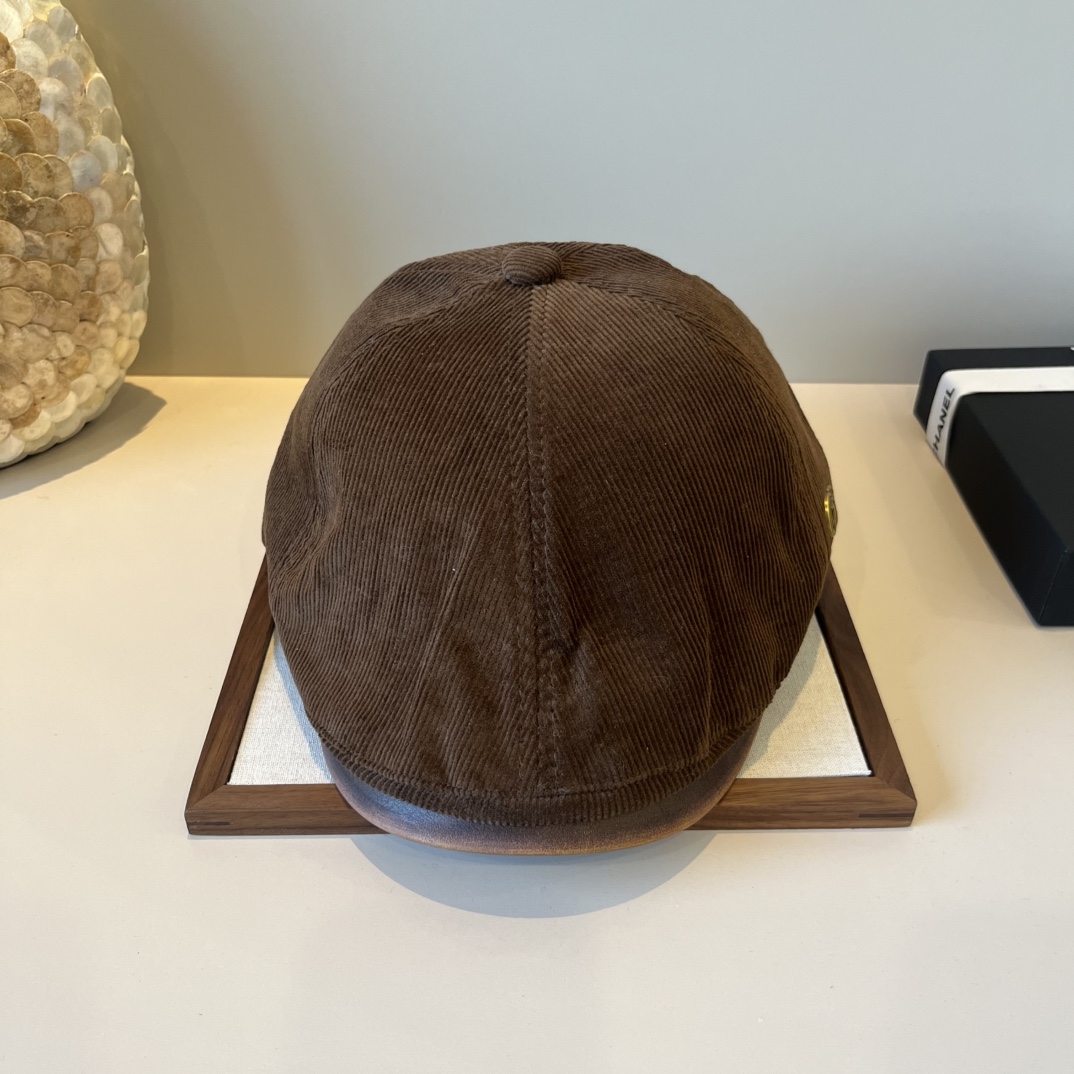 🆕

Gucci古奇新款鸭舌前进帽，灯芯绒面料，头围57cm