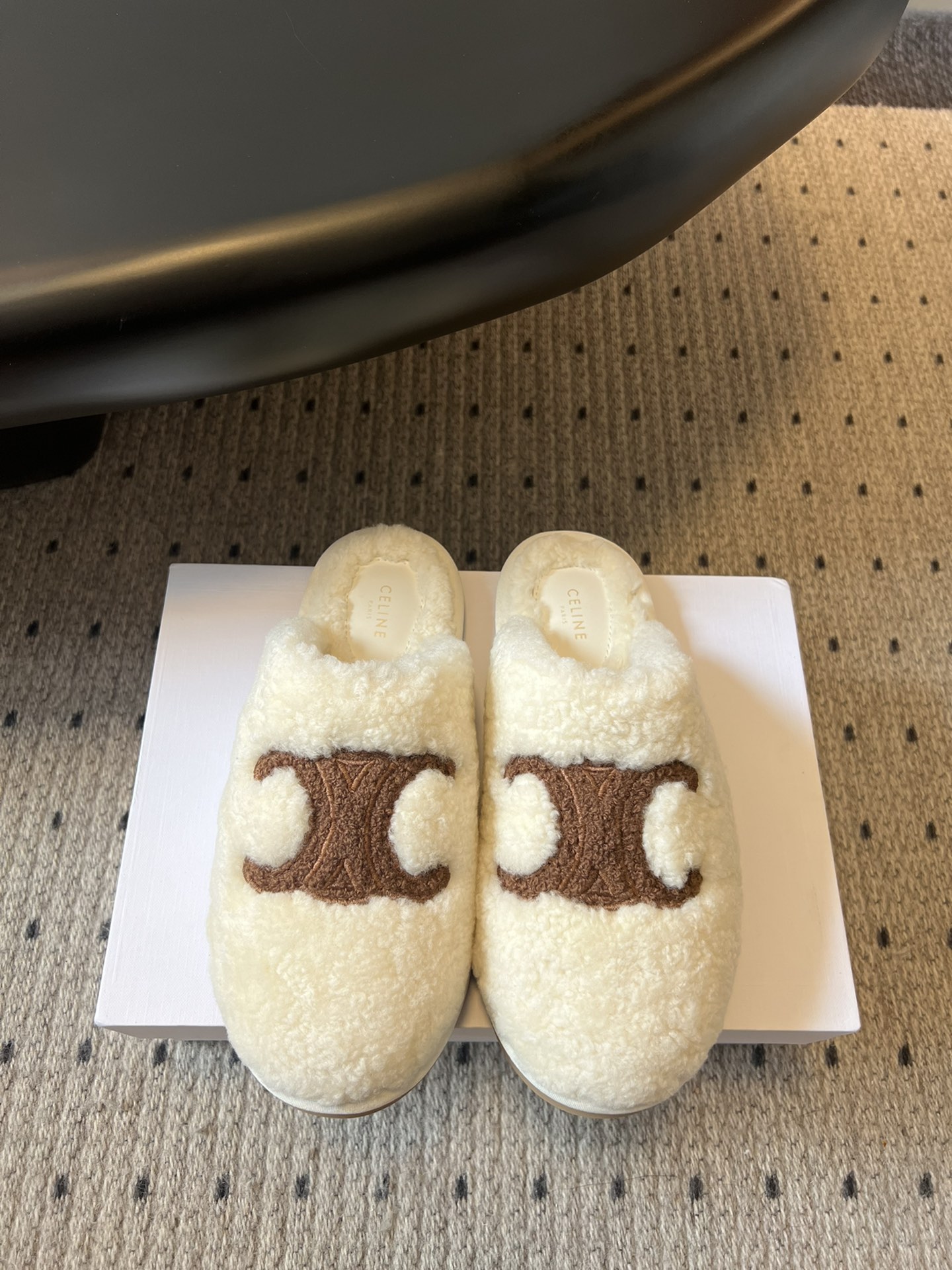 NO:464890,Top quality with airplane box CELIN*Celin 25ss New product Wool slippers This season's Celin made me love it again!  There are too many beautiful shoes in this season. This wool drag really makes me unable to extricate myself. It's so cute. The furry wool is made of European imported A-grade wool. We are the same as the original. All of them use pure wool and don't have any artificial wool!  We chose the same TPU material as the original version, upper wool, inner wool, outsole foamed sole Size35-40 (40 custom made without return or exchange), fur shoes, celine, celine, slippers19860909顶级品质 配飞机盒 CELIN*塞琳 25ss 新品 一脚蹬羊毛拖鞋 这一季的赛琳又让我重新爱了它一次！ 这季节美鞋太多这款毛拖真的是让我无法自拔真太可爱了～ 毛茸茸的羊毛是选用欧洲进口A级羊毛 我们做到与原版一致满鞋 全部采用纯羊毛一点人造毛的成分都没有！大底我们选用的是与原版一样的TPU材质 鞋面羊毛 内里羊毛 大底发泡大底 Size35-40（40定做不退换）,毛毛鞋拖鞋,celine,celine,slippers,Women's Shoes