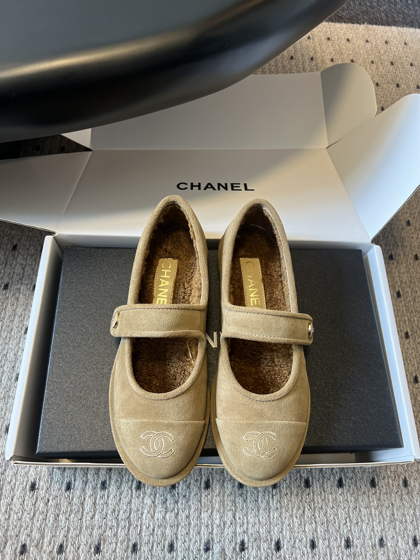 
CHANE*  香奈儿 25ss 秋冬新款羊毛 玛丽珍 

第一眼看上就被种草了根据天气变化自由穿搭！