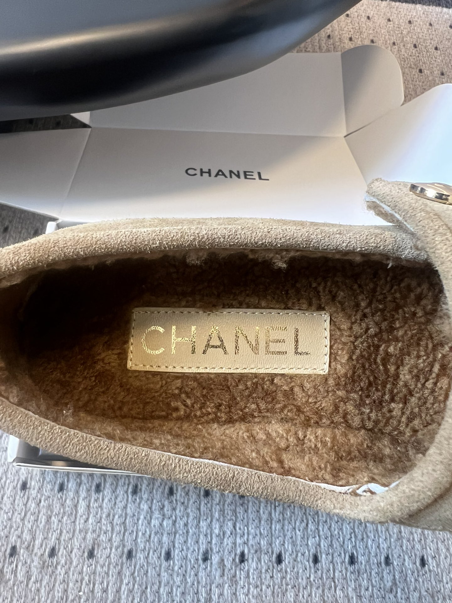 
CHANE*  香奈儿 25ss 秋冬新款羊毛 玛丽珍 

第一眼看上就被种草了根据天气变化自由穿搭！