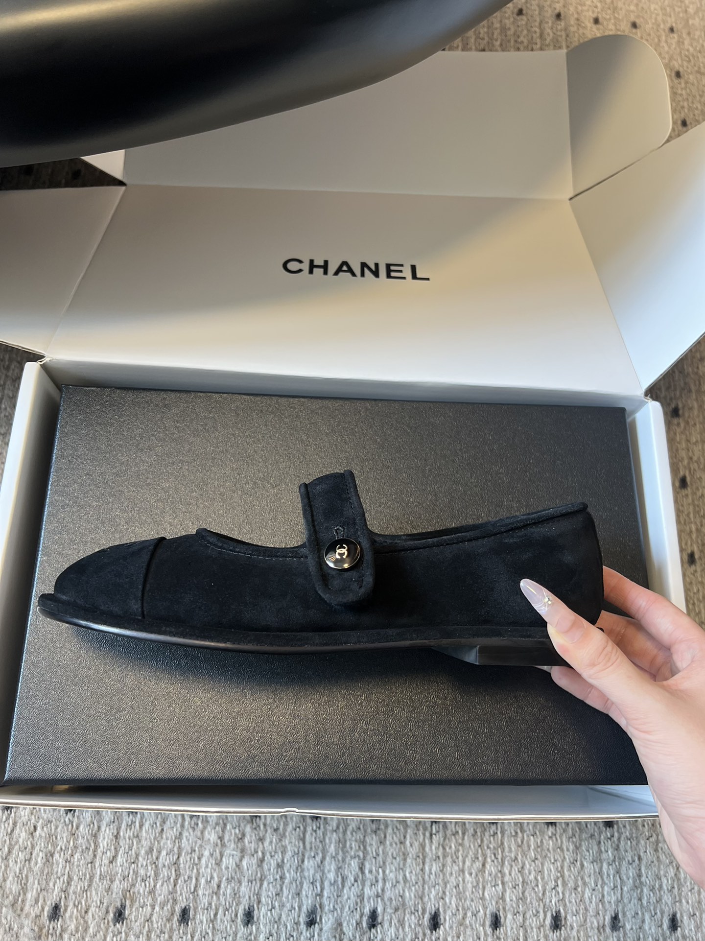 
CHANE*  香奈儿 25ss 秋冬新款羊毛 玛丽珍 

第一眼看上就被种草了根据天气变化自由穿搭！
