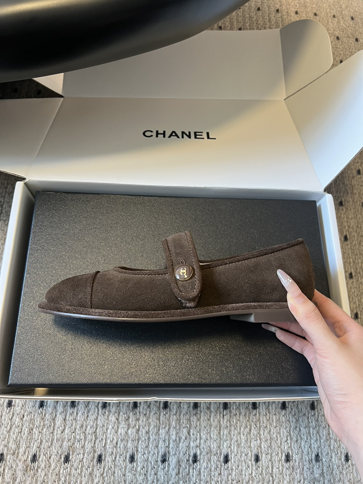 
CHANE*  香奈儿 25ss 秋冬新款羊毛 玛丽珍 

第一眼看上就被种草了根据天气变化自由穿搭！