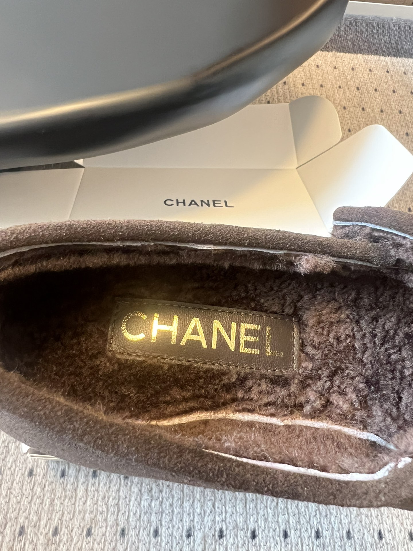 
CHANE*  香奈儿 25ss 秋冬新款羊毛 玛丽珍 

第一眼看上就被种草了根据天气变化自由穿搭！