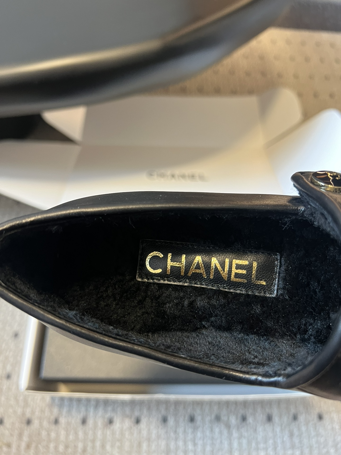 
CHANE*  香奈儿 25ss 秋冬新款羊毛 玛丽珍 

第一眼看上就被种草了根据天气变化自由穿搭！