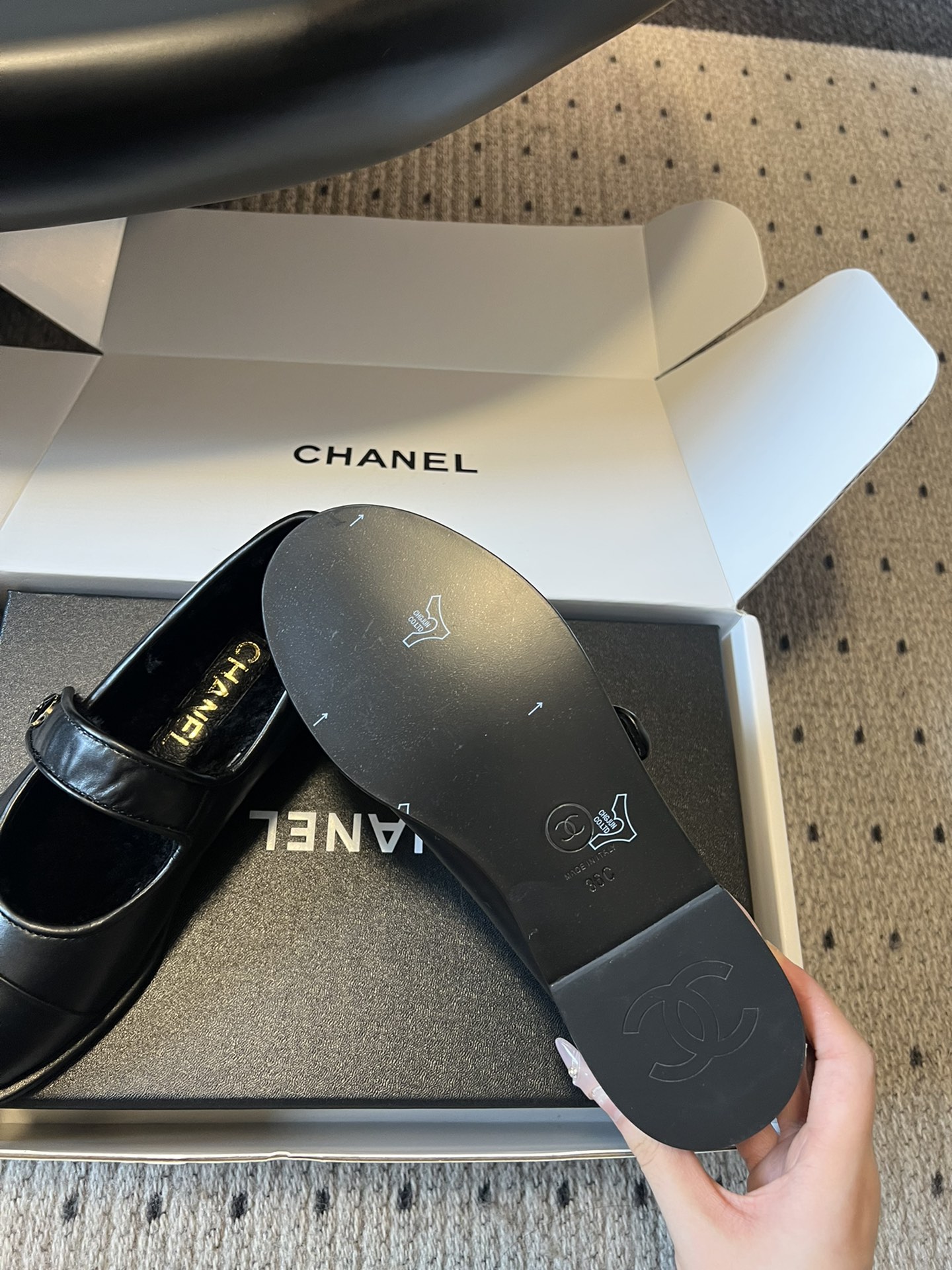 
CHANE*  香奈儿 25ss 秋冬新款羊毛 玛丽珍 

第一眼看上就被种草了根据天气变化自由穿搭！