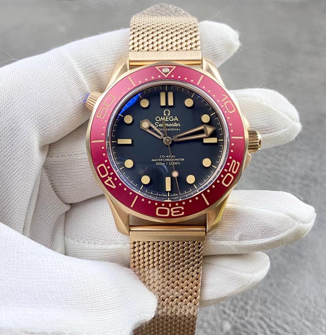NO:617574,ER’s new model [Red Horse, Red Rabbit, Bronze Gold Seahorse] has arrived!  A new collision of retro and fashion!  The appearance design continues the 007 version of the Seamaster Diving Watch, inheriting retro elements such as the dateless display, domed sapphire crystal, and aluminum bezel, and incorporating new materials and colors to form a new design style!  The case is made of bronze gold and burgundy red, which has both the luxury of gold and the simple charm of bronze. The dial is made of black sandblasted aluminum alloy dial, and the 18K bronze gold hour hands and blackened scales are filled with a retro-flavored luminous coating. It is low-key and gorgeous!  The best value for money on the entire network!  Full of details!  The 42mm watch case is equipped with the 8806 movement, which has stable running time and is not easy to oxidize and fade. The strap is upgraded with a new process. When you place an order, you will receive a pair of the same black fluorine tape!  Welcome to taste,gold19860909ER新款【红马赤兔青铜金海马】到货！ 复古与时尚的新碰撞！ 外观设计延续了007版海马米潜水表,继承了无日期显示、穹顶蓝宝石水晶表镜、铝质表圈等复古元素,融入了新材质与配色,形成新的设计风格！ 表壳采用青铜金色与勃艮第红配色,既有黄金奢华感又有青铜古朴韵味,表盘采用黑色喷砂粒纹铝合金表盘,18K青铜金时针和黑化刻度填充极具复古气息的夜光涂层,低调且华丽！ 全网性价比最高！细节拉满！42mm表壳搭载8806机芯,走时稳定,不易氧化掉色,全新工艺升级表带,下单即赠送同款黑色氟胶带一副！欢迎品鉴,,gold,Watch