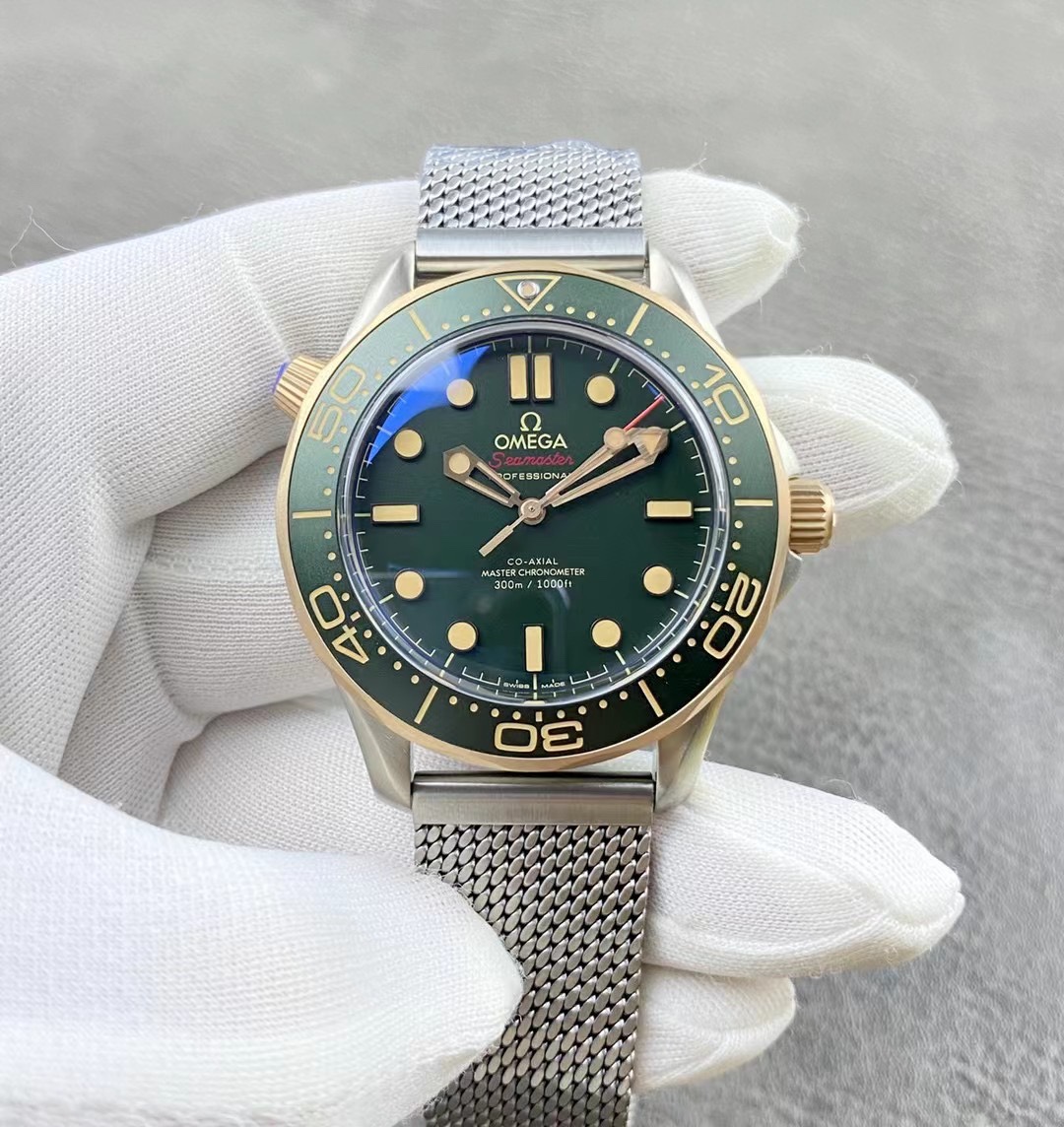 NO:617579,ER’s new model [Titanium Shell Bronze Gold 007] has arrived!  A new collision of retro and fashion!  The bronze gold bezel is paired with a titanium case and strap, and a retro green dial, which fully embodies the retro and elegant sports style!  The best value for money on the entire network!  Full of details!  The 42mm titanium case is equipped with the 8806 movement, which has stable running time and is not easy to oxidize and fade. The watch strap is upgraded with a new process. When you place an order, you will receive a pair of the same green fluorine tape!  Welcome to taste,19860909ER新款【钛壳青铜金007】到货！ 复古与时尚的新碰撞！ 青铜金表圈搭配钛金属表壳表带,配以复古绿色表盘,将复古雅致的运动风格体现的淋漓尽致！ 全网性价比最高！细节拉满！42mm钛表壳搭载8806机芯,走时稳定,不易氧化掉色,全新工艺升级表带,下单即赠送同款绿色氟胶带一副！欢迎品鉴,,Watch