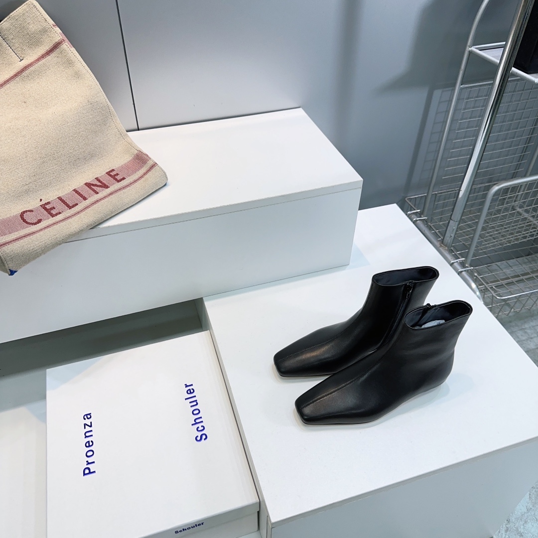 NO:477285,High quality!  Niche trendy brand PROENZA SCHOULER 25SS Autumn and winter PS new fashion nude boots flat heel square toe side zippered short boots!  I was taken by this set of short boots in PS!  Suede texture is high-end and soft, and the unique shoe shape comes with a fashionable gene. When you put it there, the atmosphere of the fashion magazine is directly full. When you wear it, you will definitely slay the whole audience~ The overall line is smooth and three-dimensional, the leather is smooth and soft, and the square head design is more retro. The upper is made of mixed-bred sheepskin/sheep suede, inner footbed sheepskin, Italian imported original color genuine leather sole. Size: 35-40 (40 is not returned or exchanged) with original packaging, boots, boots, sheepskin, chamois leather, Leather soles19860909高品质！小众潮牌PROENZA SCHOULER 25SS 秋冬ps新品时尚裸靴平跟方头侧拉链短靴！ 被PS这组短靴拿捏了！麂皮质感高级又软糯,独特鞋型自带时髦基因,往那儿一摆,时尚杂志氛围感直接拉满,穿去炸街绝对slay全场～ 整体线条流畅立体,皮质光滑柔软以质感丰富细腻的真皮打造而成,方头设计更显复古气 息. 鞋面采用混种羊皮/羊麂皮 内里垫脚羊皮 意大利进口原色真皮大底 码数:35-40（40定不退换） 配原版包装,靴子,boots,sheepskin,chamois leather,Leather soles,Women's Shoes