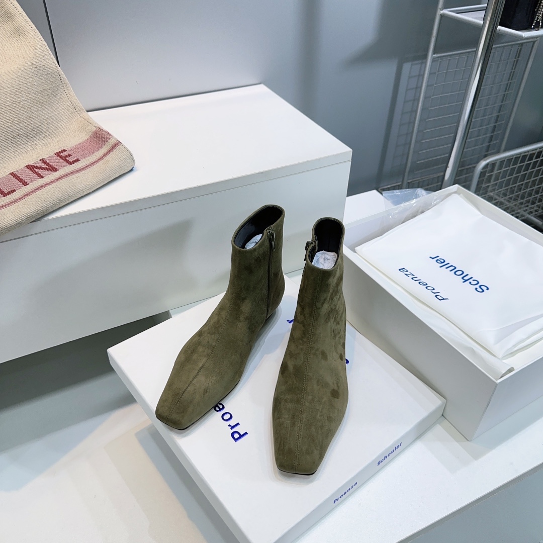 NO:477277,High quality!  Niche trendy brand PROENZA SCHOULER25SS Autumn and winter PS new fashion nude boots flat heel square toe side zippered short boots!  I was taken by this set of short boots in PS!  Suede texture is high-end and soft, and the unique shoe shape comes with a fashionable gene. When you put it there, the atmosphere of the fashion magazine is directly full. When you wear it, you will definitely slay the whole audience~ The overall line is smooth and three-dimensional, the leather is smooth and soft, and the square head design is more retro. The upper is made of mixed-bred sheepskin/sheep suede, inner footbed sheepskin, Italian imported original color genuine leather sole. Size: 35-40 (40 is not returned or exchanged) with original packaging, boots, boots, sheepskin, chamois leather, Leather soles19860909高品质！小众潮牌PROENZA SCHOULER25SS 秋冬ps新品时尚裸靴平跟方头侧拉链短靴！ 被PS这组短靴拿捏了！麂皮质感高级又软糯,独特鞋型自带时髦基因,往那儿一摆,时尚杂志氛围感直接拉满,穿去炸街绝对slay全场～ 整体线条流畅立体,皮质光滑柔软以质感丰富细腻的真皮打造而成,方头设计更显复古气 息. 鞋面采用混种羊皮/羊麂皮 内里垫脚羊皮 意大利进口原色真皮大底 码数:35-40（40定不退换） 配原版包装,靴子,boots,sheepskin,chamois leather,Leather soles,Women's Shoes