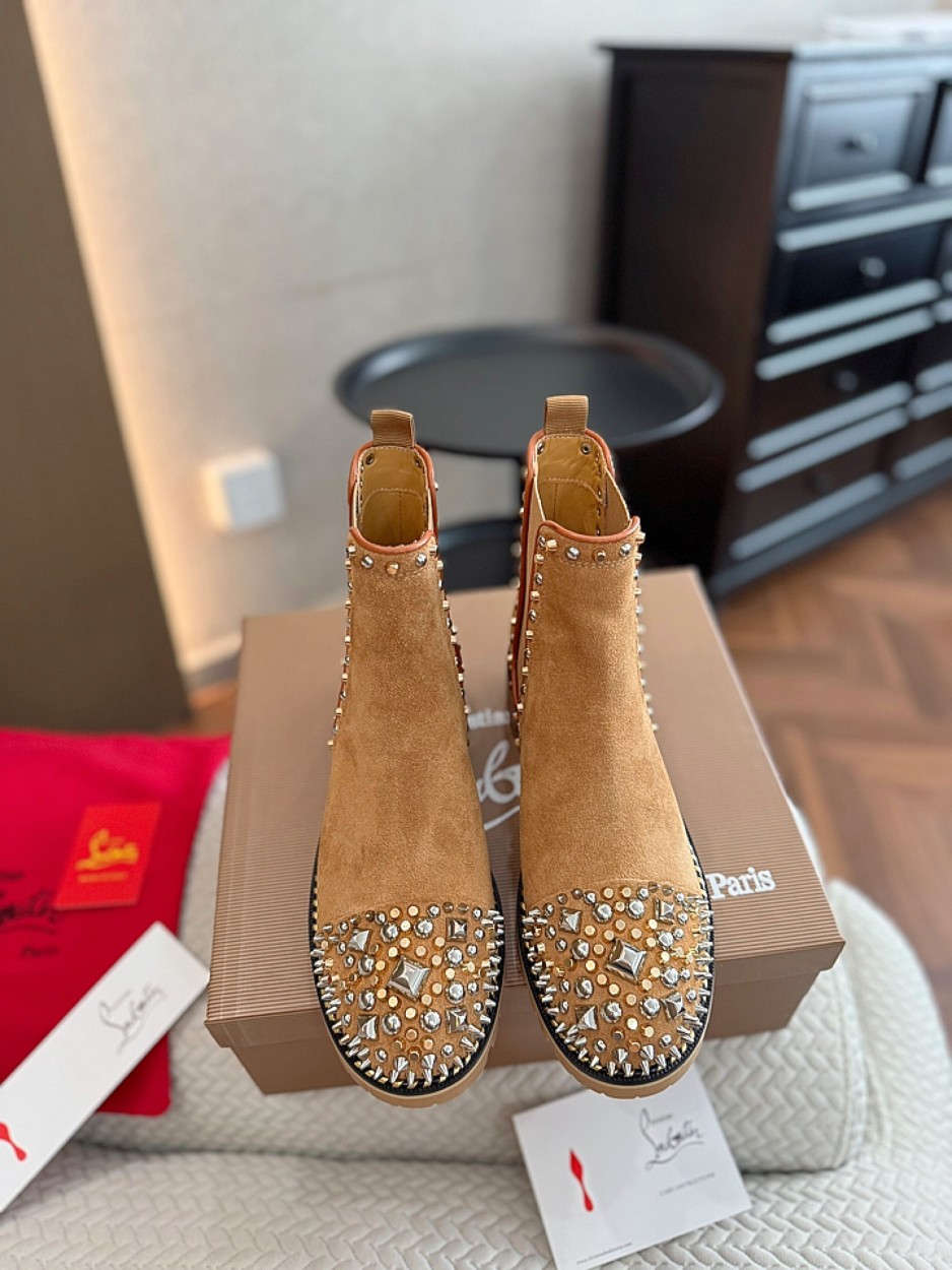 NO:480789,Classic hits. It is a long-lasting and beautiful look. It will be sold in the picture above. Christian Louboutin autumn and winter style. Original high-quality counter products are developed. Original cover full and handsome boot shape, toe rivet design, top-level craftsmanship, double-layer black and red color combination combination of outsole, chromatic gloss texture is completely comparable to the authentic one, various craftsmanship and celebrity street photography are all hot selling points, and it is also the reason why our factory strongly recommends it!  Imported calfskin with electroplated hardware rivets!  All sheepskin inside!  Top-level craftsmanship is not a combination of two-color rubber outsole, configuration counter original packaging Szie: 35-40 (41 can be customized), boots, boots, cowhide, sheepskin19860909经典爆款.经久好看.上图必卖. Christian Louboutin秋冬款 原版开发高品质专柜新品、原版套宣饱满帅气靴形、鞋头铆钉设计、配加顶级工艺双层黑红配色组合大底、色度光泽质感完全媲美正品、种种工艺加上明星上脚·名人街拍都是爆卖点、也是本厂强烈推荐的理由！ 材质面料进口小牛皮配电镀五金铆钉！内里垫脚全羊皮！顶级工艺不是一般工厂可做到的组合双色橡胶大底、配置专柜原版包装 Szie: 35-40（41可订做）,靴子,boots,cowhide,sheepskin,Women's Shoes