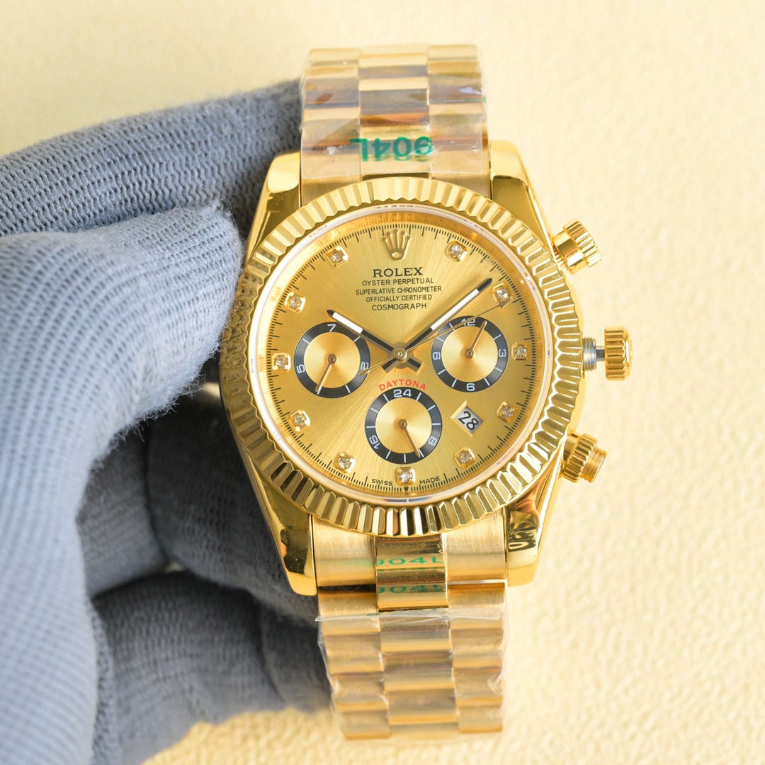 NO:339779,White and gold, strong recommendation of the new model of the year, Classic Diary Series - Multifunctional Watch, the highest version of the anti-watch, Rolex Complex series, six-pin men's watch [Love] hot model [Love] multifunctional watch. 1 equipped with the original imported weekly and month moon phase kinetic energy function movement mechanical watch!  2 The dial uses classic and exclusive high-end luxury ribs to highlight the luxurious temperament of this watch [grin] 3 The strap uses an imported 316 steel strap watch!  The 4-meter mirror uses a double-dol sapphire mirror!  5 Perspective bottom cover!  6 diameter 41 mm, thickness 10 mm!  The watch functions combine week/month/date/moon/sun and other functions, and the best men's business watch is truly standard!  It is a representative work of high-end watches!  The details of honorary reputation reveal the nobleness of men, with great taste, and great craftsmanship. It is as grand as the original product!  Integrity, rolex19860909白 金 年度新款强力推荐 经典日志系列-多功能腕表 防表届最高版本劳力士 复杂系列六针男表[爱心]爆款[爱心] 多功能腕表. 1搭载原装进口星期月份月相动能功能机芯机械表！ 2表盘上采用经典独家高级奢华棱纹 突显出这款腕表的华贵气质[呲牙] 3表带采用进口316钢带腕表！ 4表镜采用双卜蓝宝石镜面！ 5透视底盖！ 6直径41毫米,厚度10毫米！ 腕表功能汇集星期/月份/日期/月亮/太阳等功能于一身,最佳男士商务腕表真正的标配！为高端腕表的代表之作！ 荣誉出品 尊贵彰显之美誉细节之处透露男士高贵,品位十分,匠心巨制 大气媲美原装货！表里如一 独具匠心,,rolex,Watch