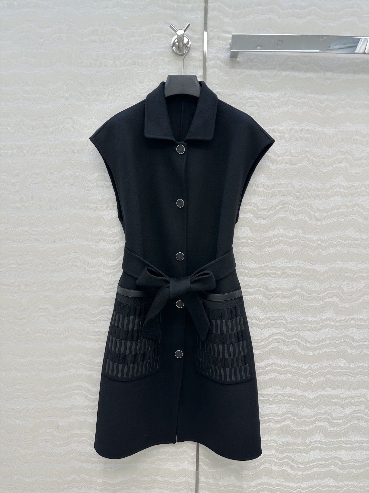 “High-End Handmade Female Outfit with Luxury Details: P1872 Dust Bag, White Rich Must-Have Vest, Sheep-Skin Collage Bags” - 图片 1