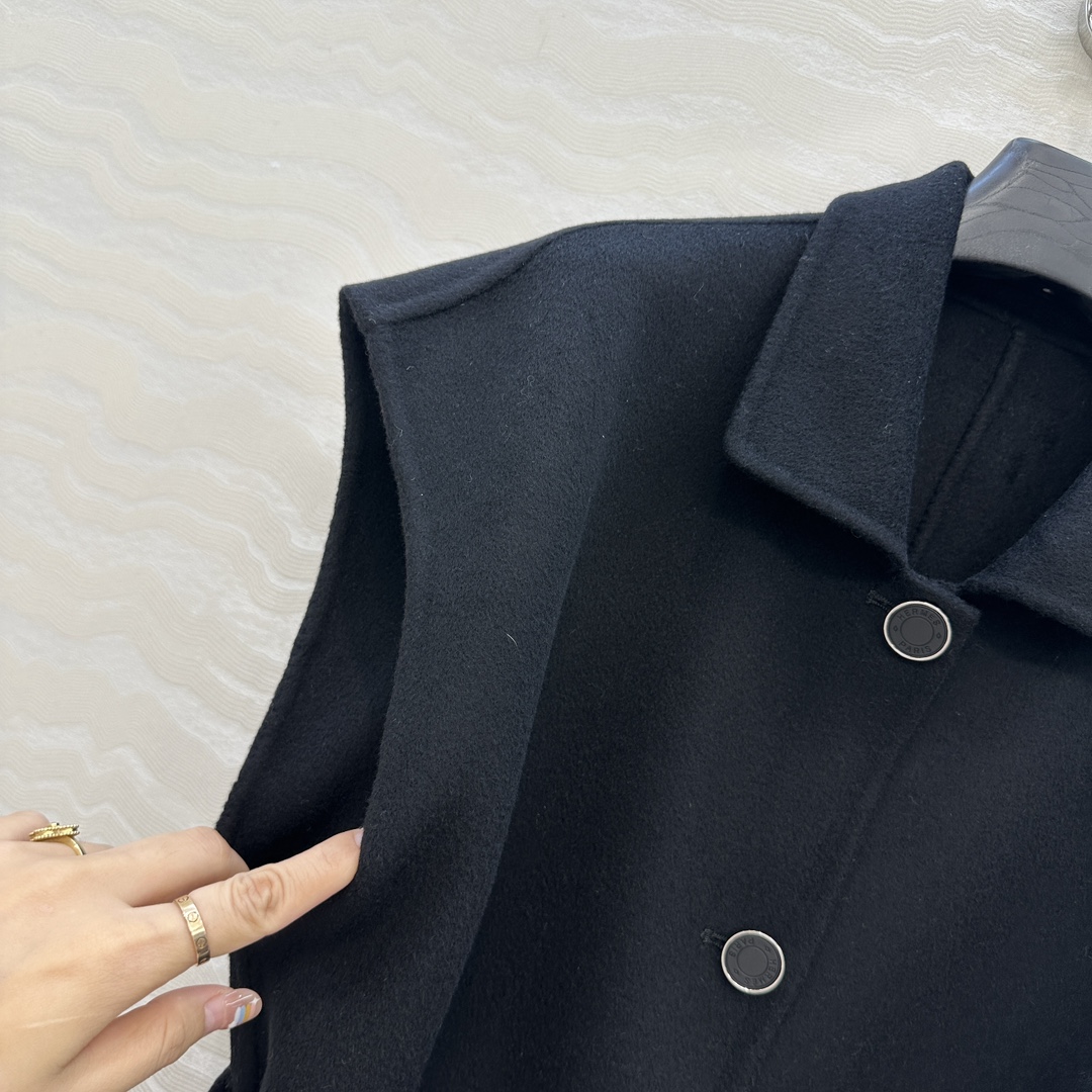“High-End Handmade Female Outfit with Luxury Details: P1872 Dust Bag, White Rich Must-Have Vest, Sheep-Skin Collage Bags” - 图片 4