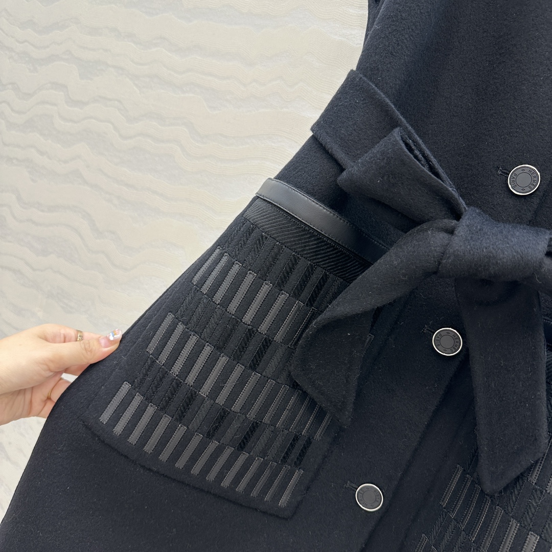 “High-End Handmade Female Outfit with Luxury Details: P1872 Dust Bag, White Rich Must-Have Vest, Sheep-Skin Collage Bags” - 图片 6