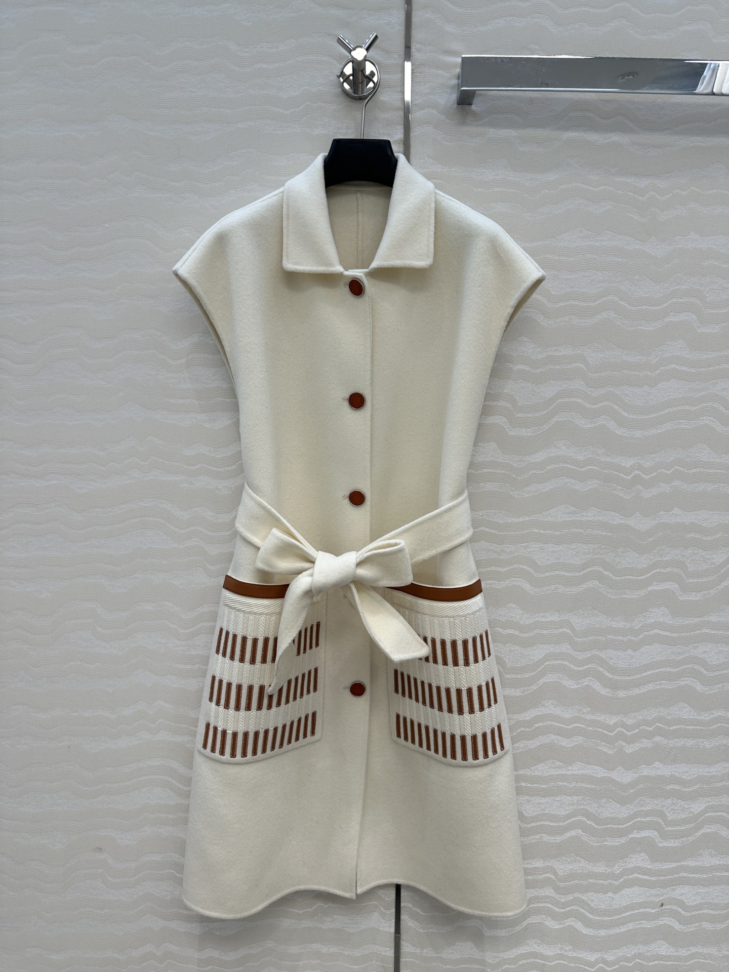 Title: P1872 High-End Female Outfit: Handmade, Sheep-Skin Collar, Luxurious Embroidery, Wool Blend, Stylish Design. - 图片 1