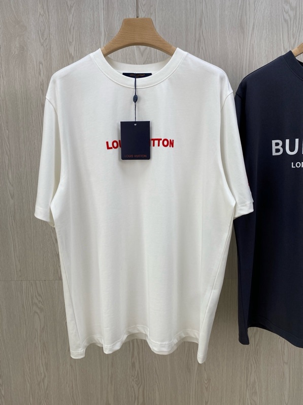 NO:509871,V-red letter logo flocking printed white short-sleeved TEE classic and fashion blend here. This LOUI***ON red letter flocking high-weight pure cotton short-sleeved illuminates the outfit with an extraordinary style. Selected high-weight pure cotton fabrics are thick and crisp, skin-friendly and breathable, and are comfortable and durable. Every time you wear it, it is an ultimate experience, accompanying you to deal with various occasions calmly. The striking red 'LOUI**N' flocking letters are three-dimensional and exquisite, releasing the charm of luxury brand; the iconic flocking pattern at the cuffs shows ingenuity, silently telling the perfect fit between fashion and quality. Whether you are strolling on the street or in a feast, it can be easily controlled, allowing you to stand out and show your high-end fashion attitude.  Choose this short-sleeved piece, not only to choose a piece of clothing, but also to choose a pursuit of exquisite life. Have it immediately, let fashion and classics move forward with you. Men and women's same style, white, XS-L code; tiling measurement 1-3CM error XS code: Shoulder width 46 bust 112 garment length 70 sleeves 25 S code: Shoulder width 47 bust 116 garment length 72 sleeves 26 M code: Shoulder width 48 bust 120 garment length 74 sleeves 27 L code: Shoulder width 49 bust 124 garment length 76 sleeves 28 Girls choose XS code; Boys choose XS code below 140 catties; 140-155 catties S code; 155-170 catties M code; 170-catties L code.,,louis vuitton, T-shirt, alexander wang19860909V红字母标识植绒印花白色短袖TEE 经典与时尚在此交融,这款 LOUI***ON红字母植绒高克重纯棉短袖,以非凡格调点亮穿搭.精选高克重纯棉面料,质地厚实挺括,亲肤透气,兼具舒适与耐穿性,每一次穿着都是极致体验,伴你从容应对多样场合. 正面醒目的红色 “LOUI**N” 植绒字母,立体精致,释放奢华品牌魅力；袖口处标志性植绒图案,细节雕琢尽显匠心,无声诉说着时尚与品质的完美契合.无论是漫步街头还是置身盛宴,它皆能轻松驾驭,让你脱颖而出,尽显高端时尚态度. 选择这件短袖,不仅是选择一件衣物,更是选择一种对精致生活的追求.即刻拥有,让时尚与经典随你前行.  男女同款,白色,XS-L码； 平铺测量1-3CM误差 XS码:肩宽46胸围112衣长70袖子25 S码:肩宽47胸围116衣长72 袖子26 M码:肩宽48胸围120衣长74袖子27 L码:肩宽49胸围124衣长76 袖子28 女生选择XS码； 男生 140斤以下选择XS码；140-155斤选择S码； 155-170斤选择M码；170-斤选择L码.,,louis vuitton,T-shirt,alexander wang,Men's clothing