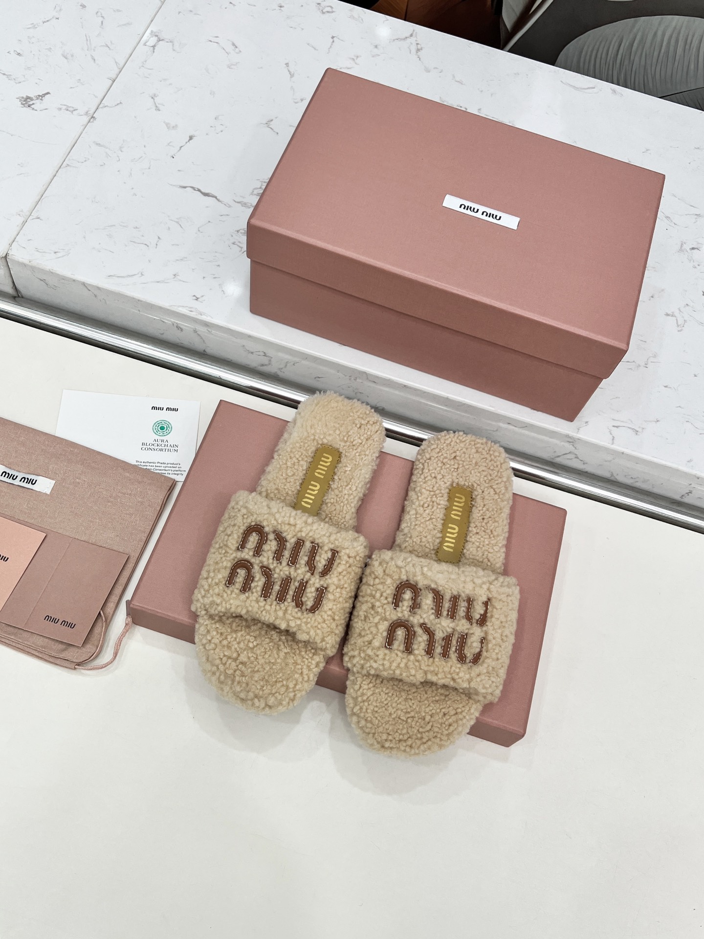 NO:614861,Miu Mi's new wool slippers. 1:1 mold opening to kill all versions on the market. A favorite of European and American celebrities and Internet celebrities. European imported A-grade wool is the same as the original version. All shoes are made of pure wool. The upper and foot pad logo are made of mixed sheepskin. The outsole is the same as the original TPU material. The backing is wear-resistant and non-slip. Code number: 35-40 (41 customized and non-refundable). Furry shoes and slippers, miumiu, slippers, sheepskin19860909Miu Mi新款羊毛拖鞋 1:1开模秒杀市场一切版本欧美名媛明星、网红的大爱款 欧洲进口A级羊毛 与原版一致满鞋全部采用纯羊毛 鞋面和垫脚logo采用混种羊皮 大底与原版一样的TPU材质底片耐磨防滑 码数:35-40（41定做不退换）,毛毛鞋拖鞋,miumiu,slippers,sheepskin,Women's Shoes